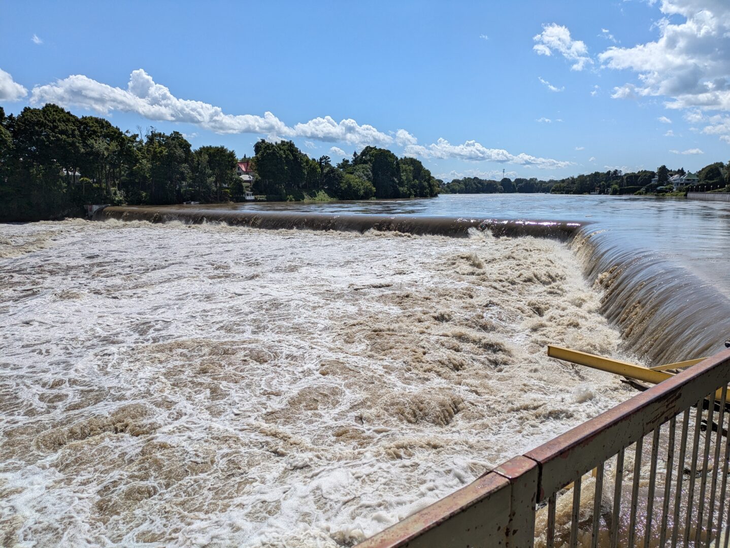 La hauteur de la rivière Yamaska était exceptionnellement élevée au niveau du barrage Penman’s au centre-ville de Saint-Hyacinthe, le 10 août en matinée. Photo Adam Bolestridge | Le Courrier ©