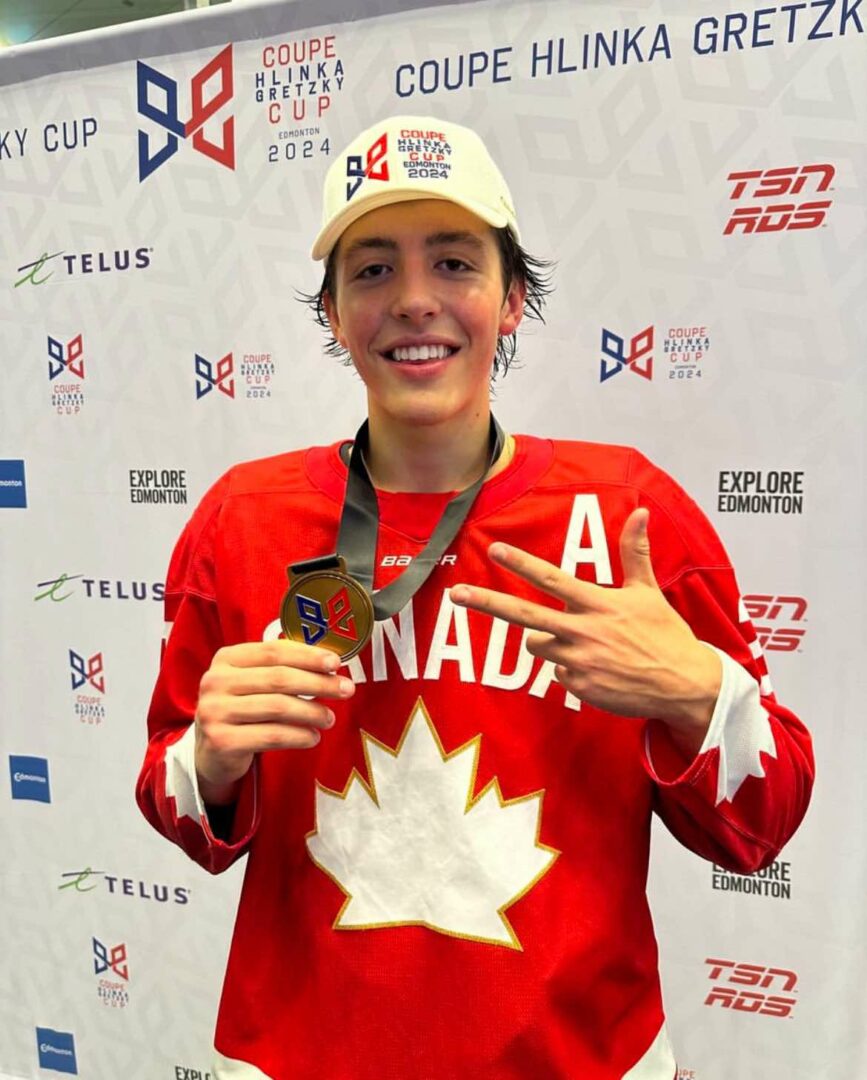 Caleb Desnoyers pose fièrement avec sa médaille d’or remportée avec Équipe Canada à la Coupe Hlinka-Gretzky. Photo gracieuseté