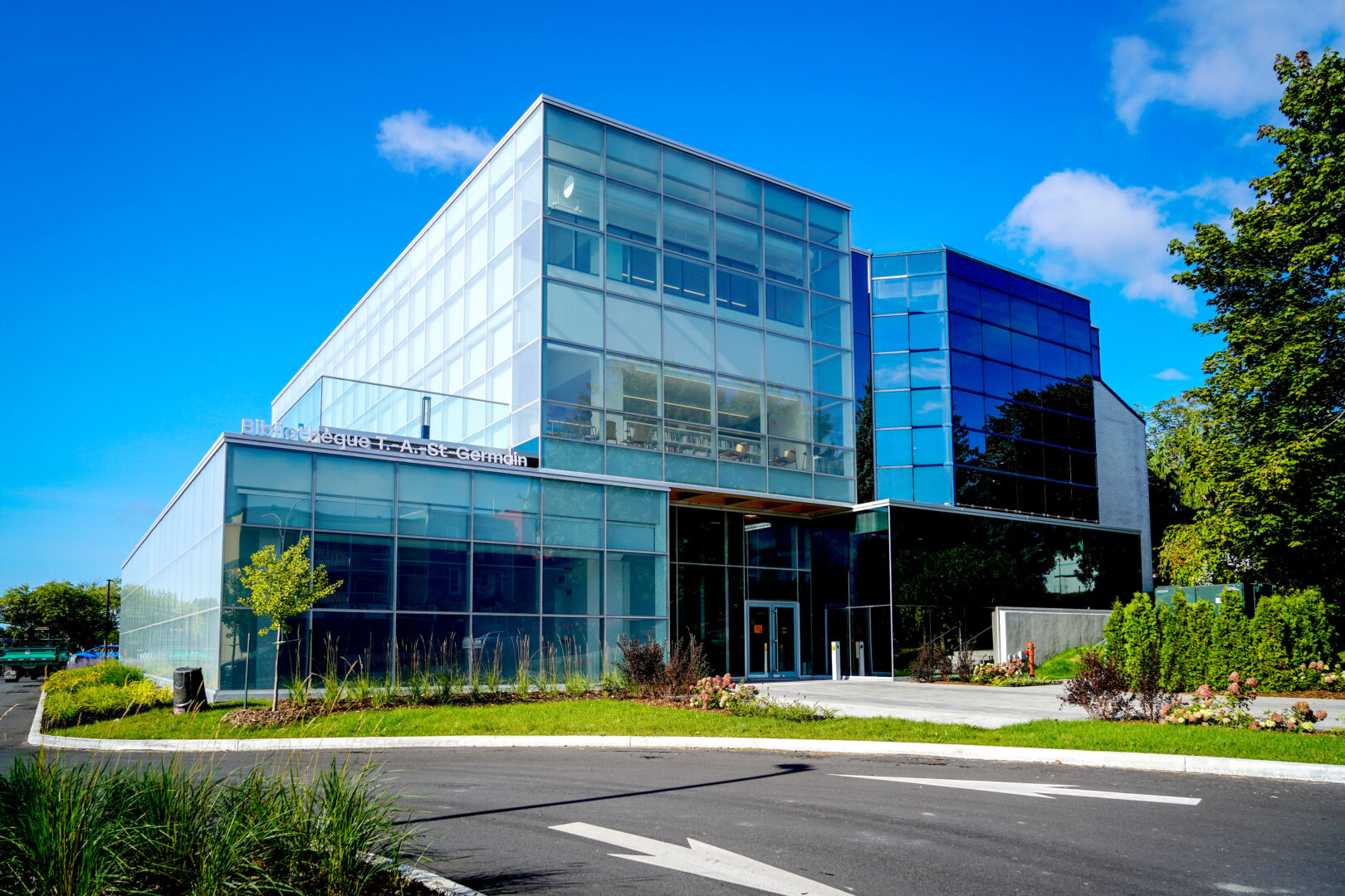 La syndicalisation des employés des Bibliothèques Saint-Hyacinthe a ramené à l’avant-plan la décision de la Ville de Saint-Hyacinthe de laisser à des organismes sans but lucratif la gestion d’équipements comme la bibliothèque T.-A.-St-Germain, le Centre des arts Juliette-Lassonde ou encore l’aéroport de Saint-Hyacinthe. Photo François Larivière | Le Courrier ©