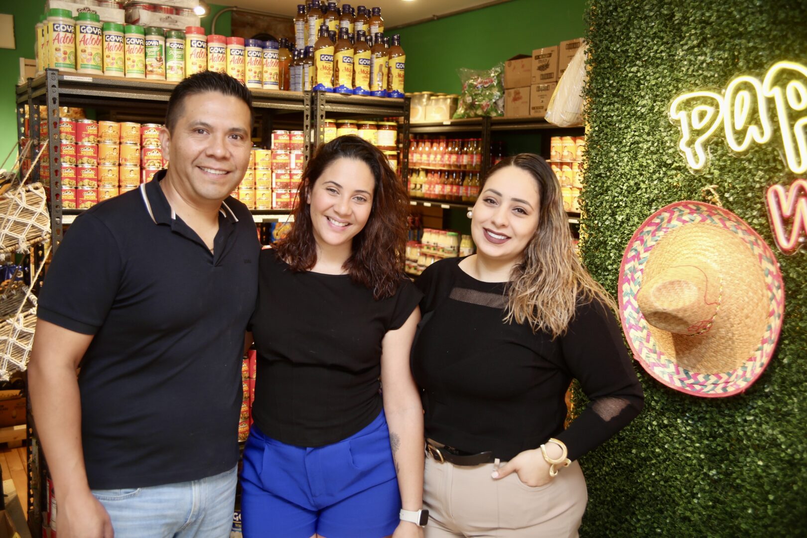 Alejandro De Lazaro, sa conjointe Surima Napoles et leur amie Lucero Ortega ont récemment ouvert l’épicerie et restaurant El Botenaro au 2335, avenue Sainte-Anne, à Saint-Hyacinthe. Photo Robert Gosselin | Le Courrier ©