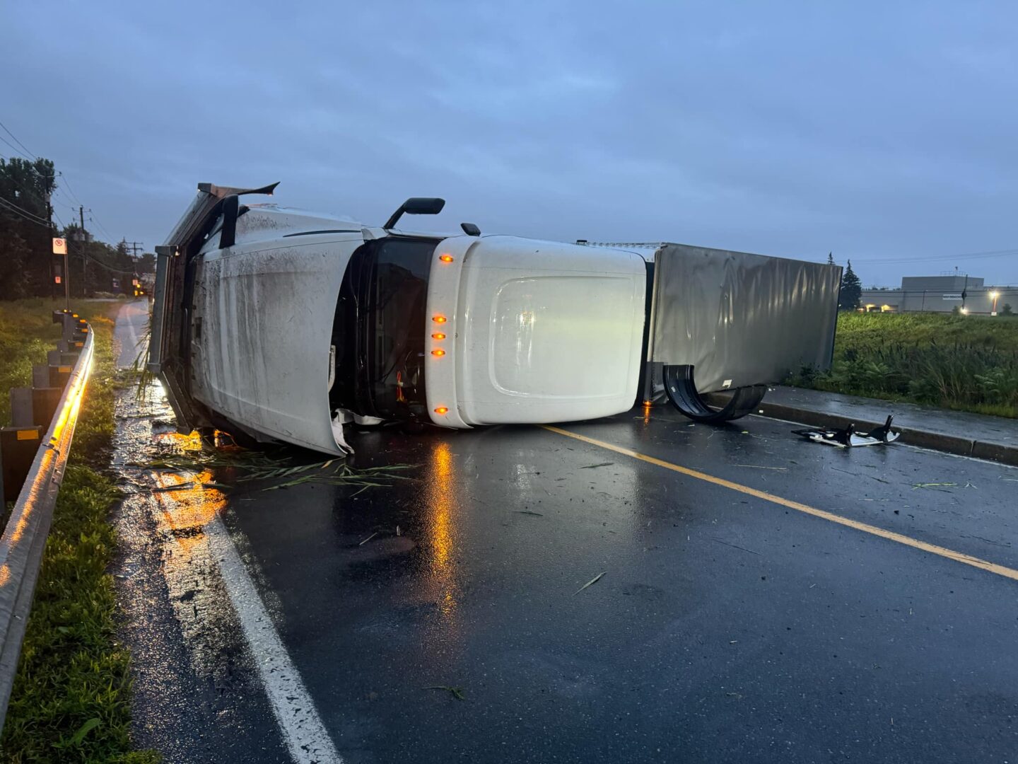 Un camion semi-remorque a fait de l’aquaplanage sur l’autoroute 20 et a terminé sa course sur la rue Martineau, tôt vendredi matin. Photo Remorquage St-Hyacinthe