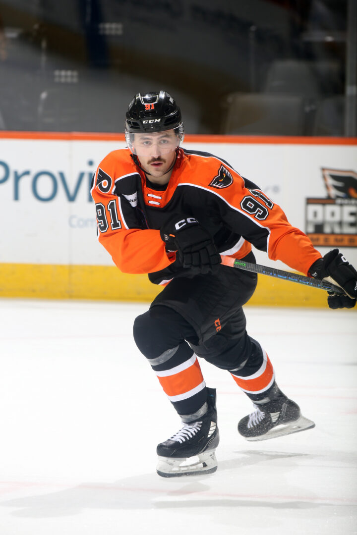 Elliot Desnoyers profitera de la pause estivale pour s’aligner avec l’équipe des anciens Gaulois dans un match amical face aux Boxers de Bordeaux, une équipe professionnelle de France en visite au Québec. Photo Lehigh Valley Phantoms