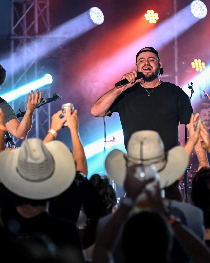 Phil Lauzon a su plaire aux amateurs de country avec son hommage à Luke Combs le 3 août. Photo François Larivière | Le Courrier ©