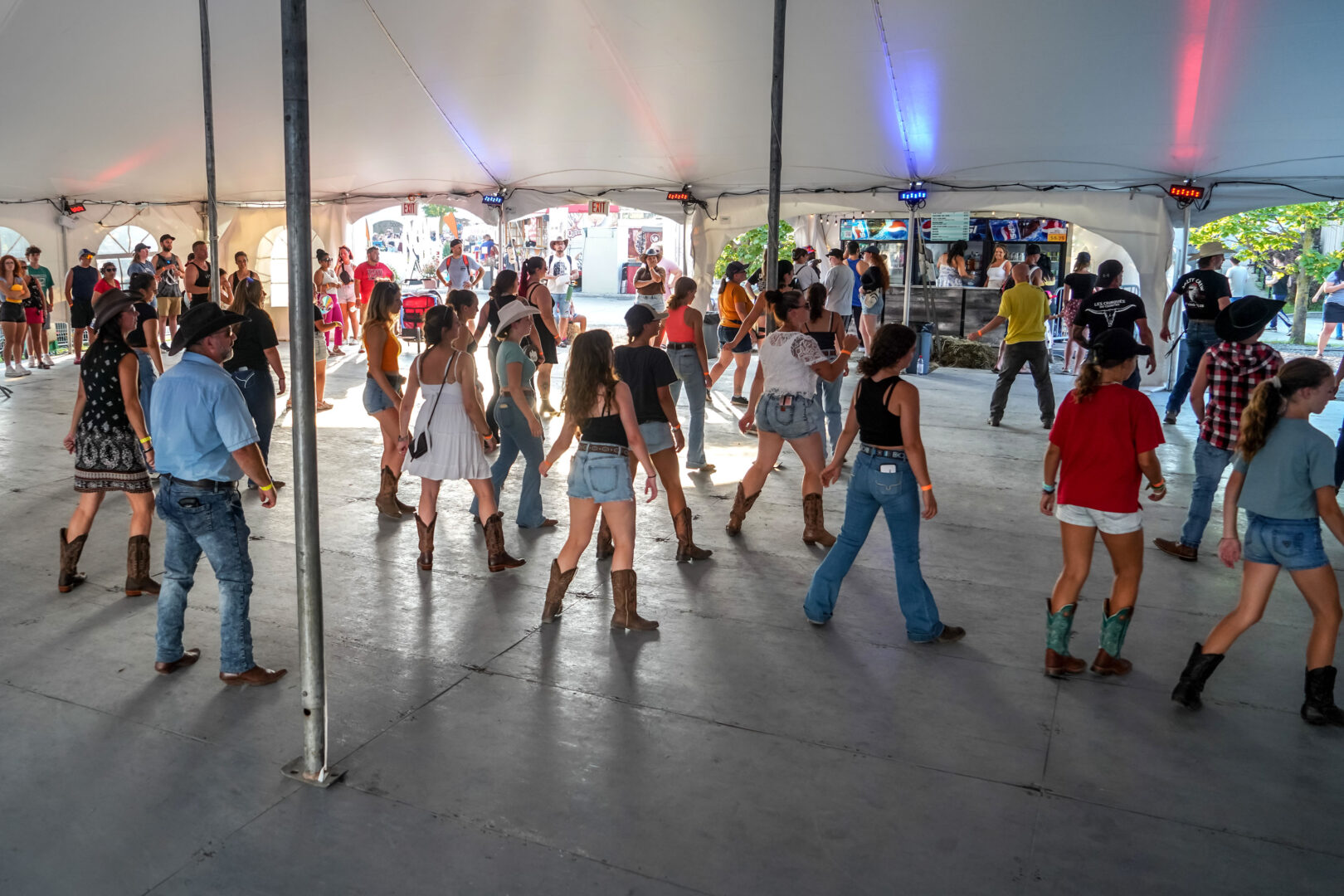 La danse country est demeurée populaire tout au long de l’Expo agricole sous le chapiteau Winslow. Photo François Larivière | Le Courrier ©