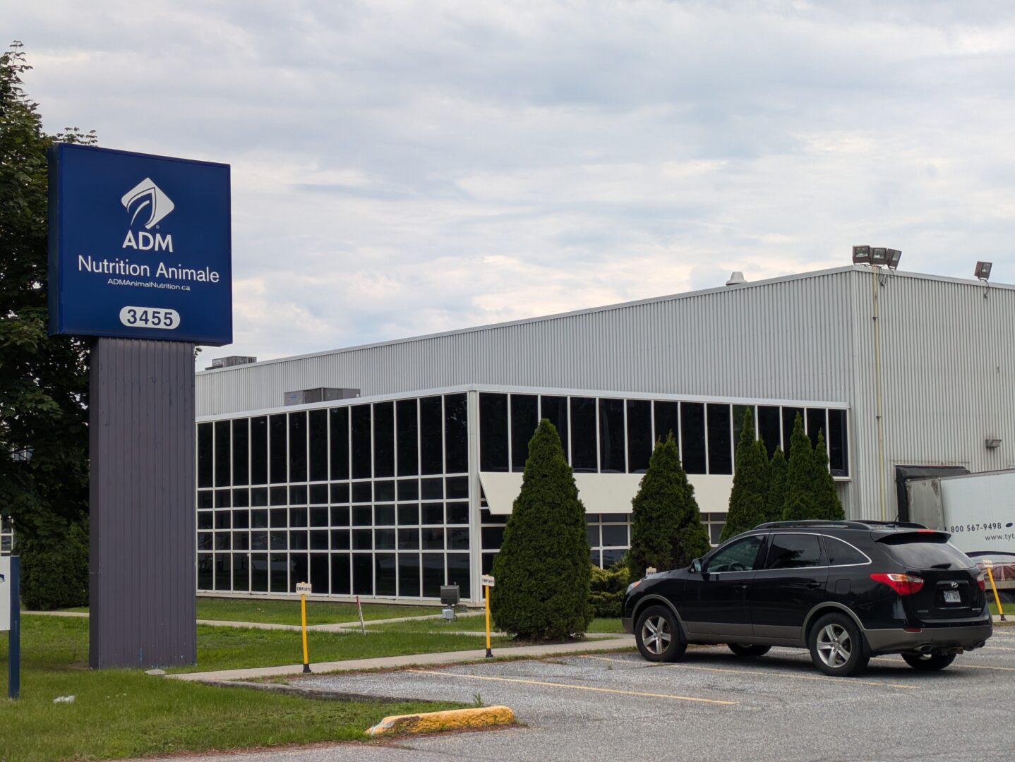 Emploi et développement social Canada (EDSC) et le Bureau du coroner enquêtent parallèlement sur le décès de Francis Ravenelle survenu le 4 juillet chez ADM Nutrition animale à Saint-Hyacinthe. Photo Adam Bolestridge | Le Courrier ©