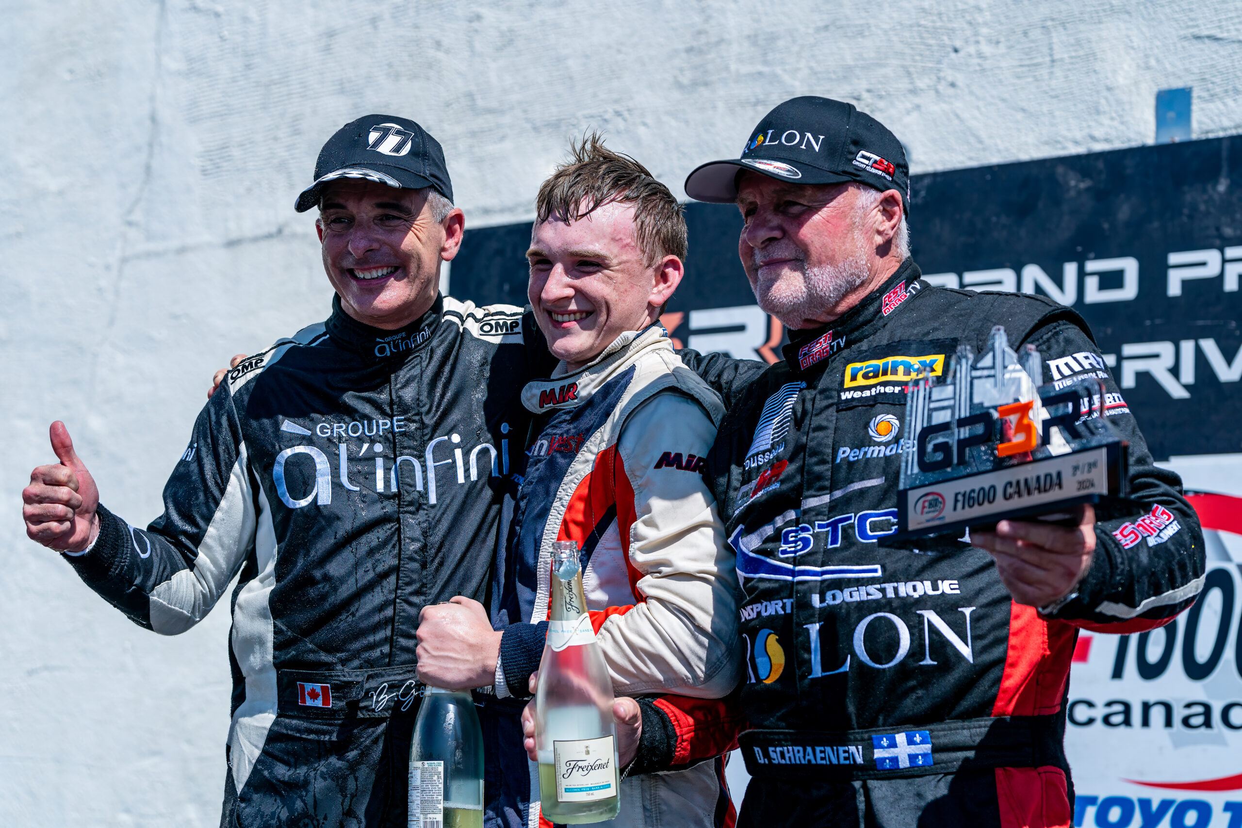 Bertrand Godin a raflé la 2e place lors des deux courses de Formule 1600 du Grand prix de Trois-Rivières qui ont pu être présentées. On le voit aux côtés de Connor Clubine, vainqueur des deux épreuves, et de Didier Schraenen. Photo Claude Prud’homme / Groupe À l’infini
