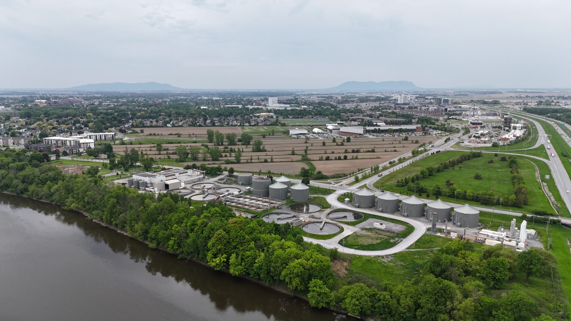 L’usine de biométhanisation de Saint-Hyacinthe a été construite en 2017 aux côtés de l’usine d’épuration des eaux pour traiter entre autres les boues municipales. Photothèque | Le Courrier ©