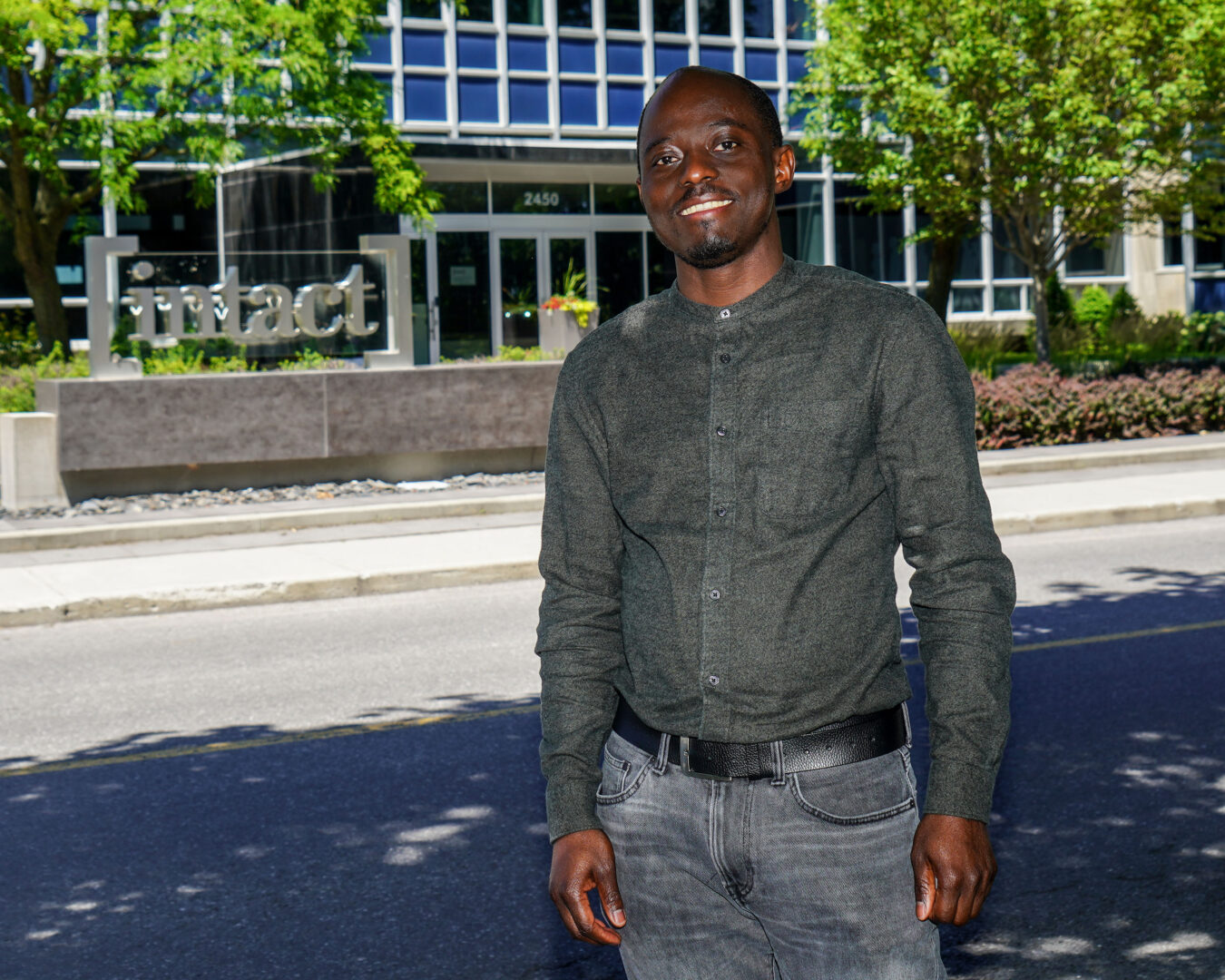 Uriel Ahouanto est ravi de cette nouvelle opportunité de travail chez Intact Assurance qu’il a décrochée il y a quelques semaines. Photo François Larivière | Le Courrier ©