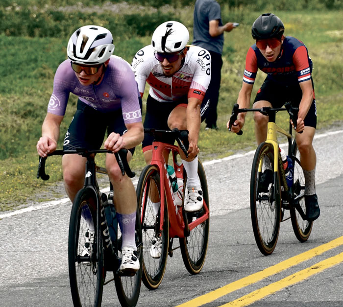 Justin Demers (à l’avant) lors de La ronde montérégienne, une compétition par étapes à laquelle il a terminé 3e au classement général. Photo Martin Demers