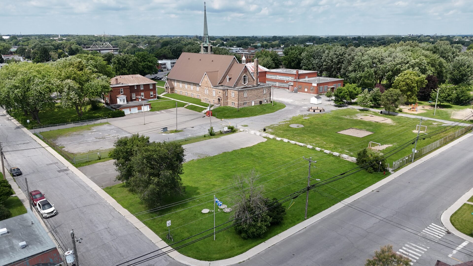 Les terrains vacants et le presbytère acquis par le Centre de services scolaire de Saint-Hyacinthe permettront d’agrandir l’école des Passereaux. Photo Robert Gosselin | Le Courrier ©