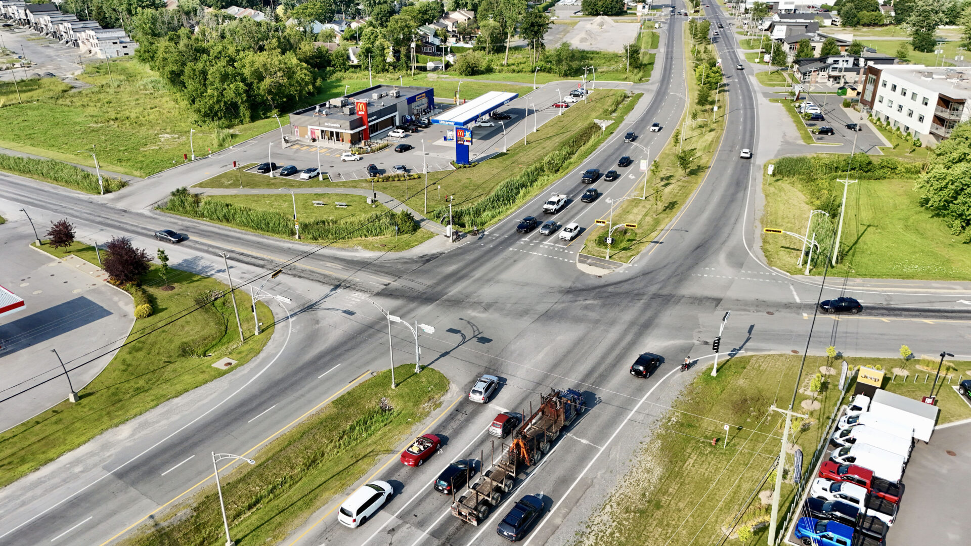 L’intersection des boulevards Casavant Ouest et Laurier Ouest, dans le secteur Douville, fera l’objet de travaux majeurs au cours des prochaines semaines. Photo Robert Gosselin | Le Courrier ©