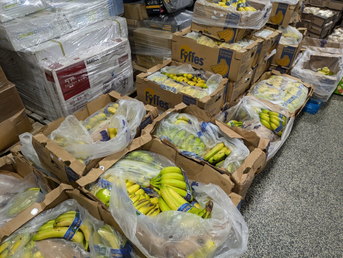 Le ministère de l’Agriculture, des Pêcheries et de l’Alimentation invite le donateur et les consommateurs à faire preuve de prudence avec des aliments tels que ceux contenus dans le camion accidenté et distribués gratuitement le 23 juillet. Photo Adam Bolestridge | Le Courrier ©