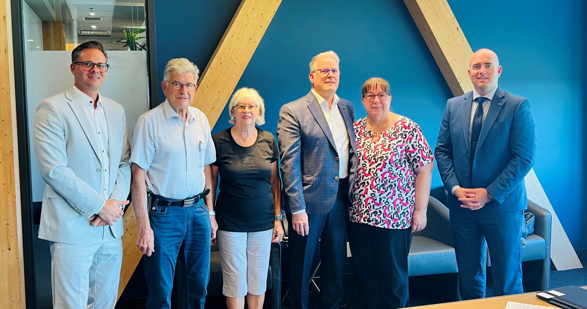 Anthony Marcil, président du Groupe Lalime, Alain et Catherine Phaneuf, anciens propriétaires de la Maison Phaneuf, Robert Phaneuf, ancien propriétaire et thanatologue, Maryse Leblanc, conseillère aux familles, et Charles Jodoin, directeur des opérations et associé du Groupe Ubald Lalime. Photo gracieuseté