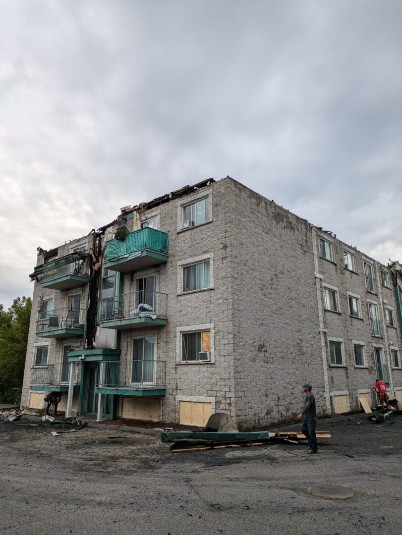 L’incendie d’une résidence pour étudiants à Saint-Hyacinthe le 8 août a mobilisé les établissements d’enseignement supérieur et le milieu communautaire dans les derniers jours. Photo Adam Bolestridge | Le Courrier ©