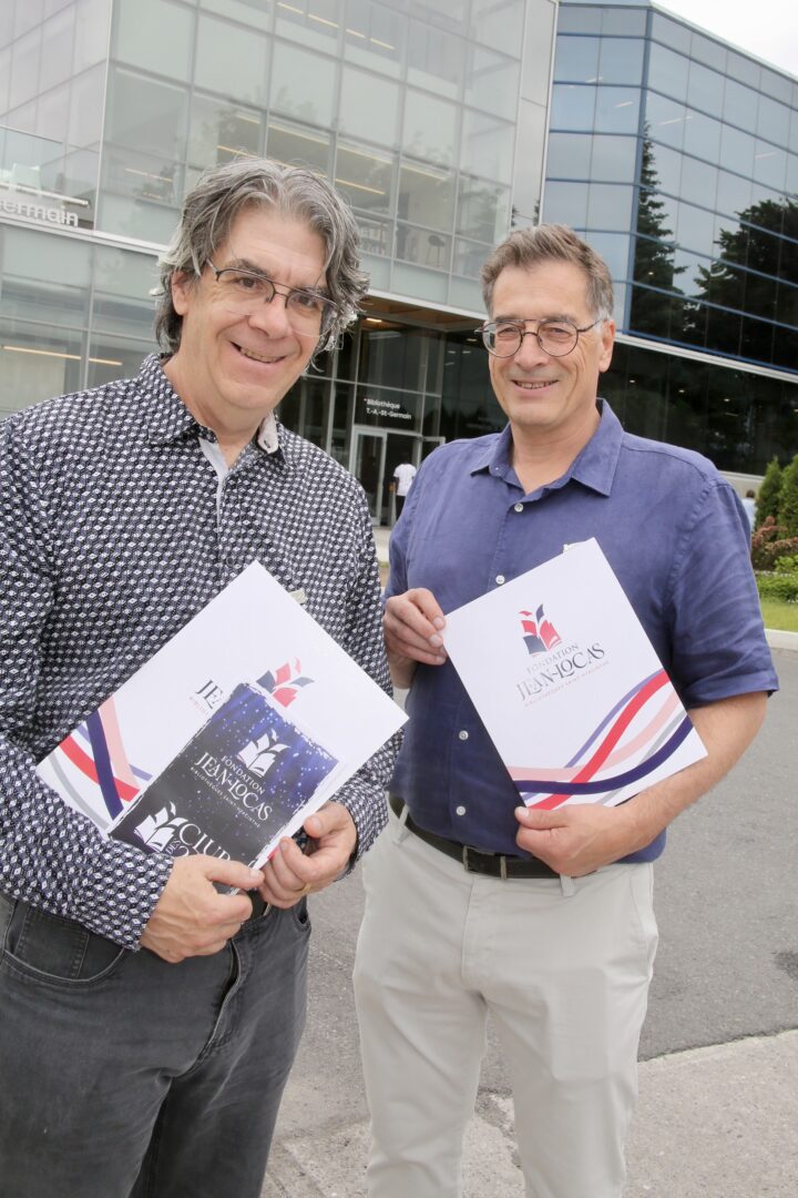 Nelson Archambault, président de la Fondation Jean-Locas, et André Bernabé, président d’honneur de la campagne de financement pour le Labmobile. Photo Robert Gosselin | Le Courrier ©