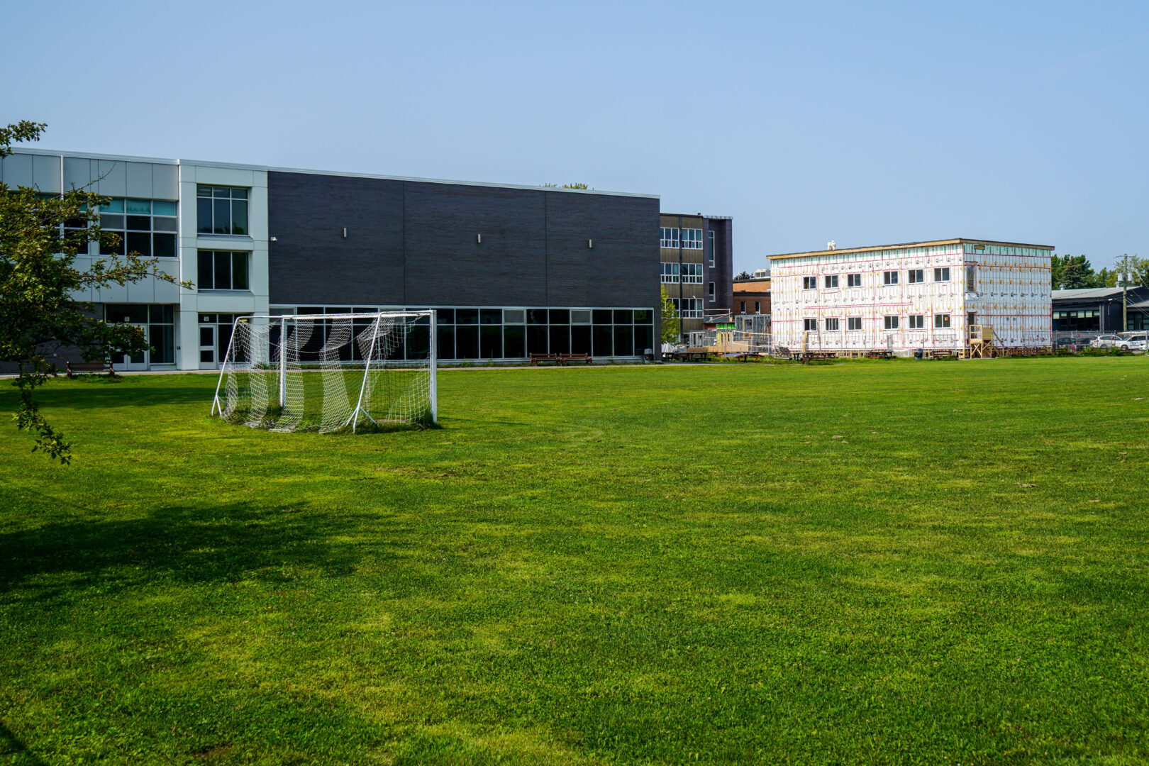 Dès la rentrée, on comptera 23 classes modulaires annexées à des écoles de Saint-Hyacinthe, dont des nouvelles qui seront sur deux étages à l’école Fadette. Photo François Larivière | Le Courrier ©