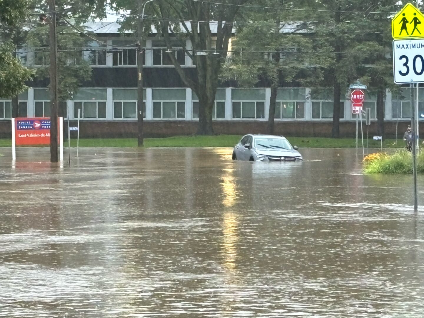 Environ 80 % du village de Saint-Valérien-de-Milton a été fermé à la circulation en raison des inondations causées par la tempête Debby, le 9 août. Photo Evelyne Lussier