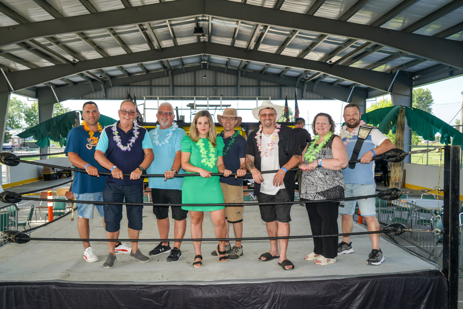 Une soirée festive, incluant un souper et un gala de lutte, a permis d’inaugurer en grand la nouvelle patinoire couverte de Sainte-Madeleine en compagnie de nombreux dignitaires et citoyens. Photo François Larivière | Le Courrier ©