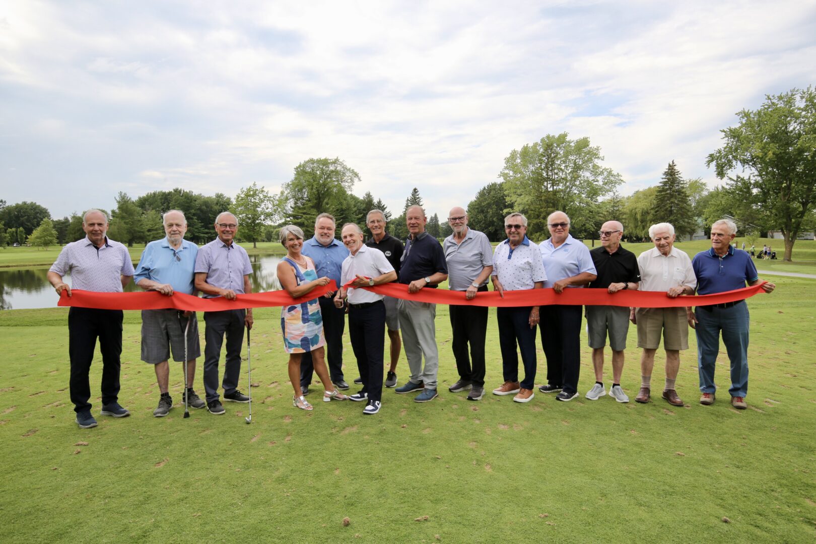 Une coupe de ruban symbolique aux abords du trou numéro 9 a marqué l’inauguration du parcours du Club de golf Saint-Hyacinthe après les travaux majeurs auxquel il a été soumis depuis deux ans. Photo Robert Gosselin | Le Courrier ©