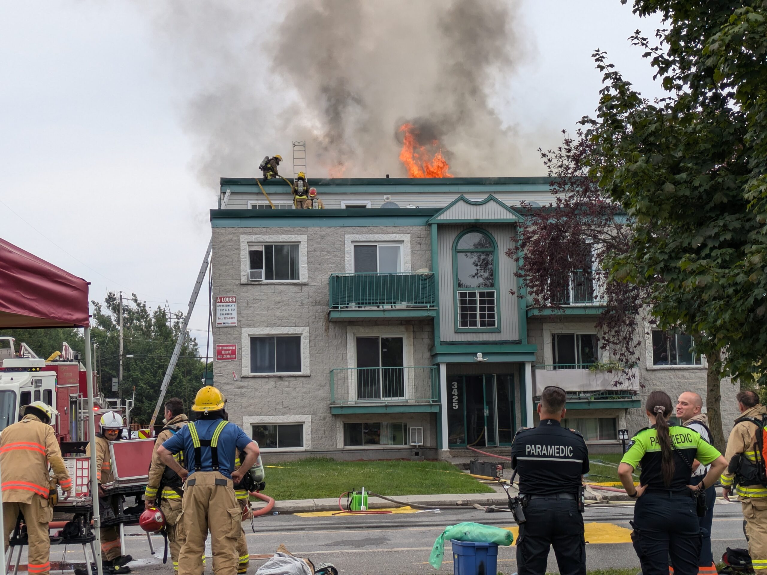 À quelques jours de la rentrée, une cinquantaine d’étudiants se retrouvent sans logis après que l’immeuble où ils habitaient sur la rue Sicotte a été ravagé par un incendie. Photo Adam Bolestridge | Le Courrier ©