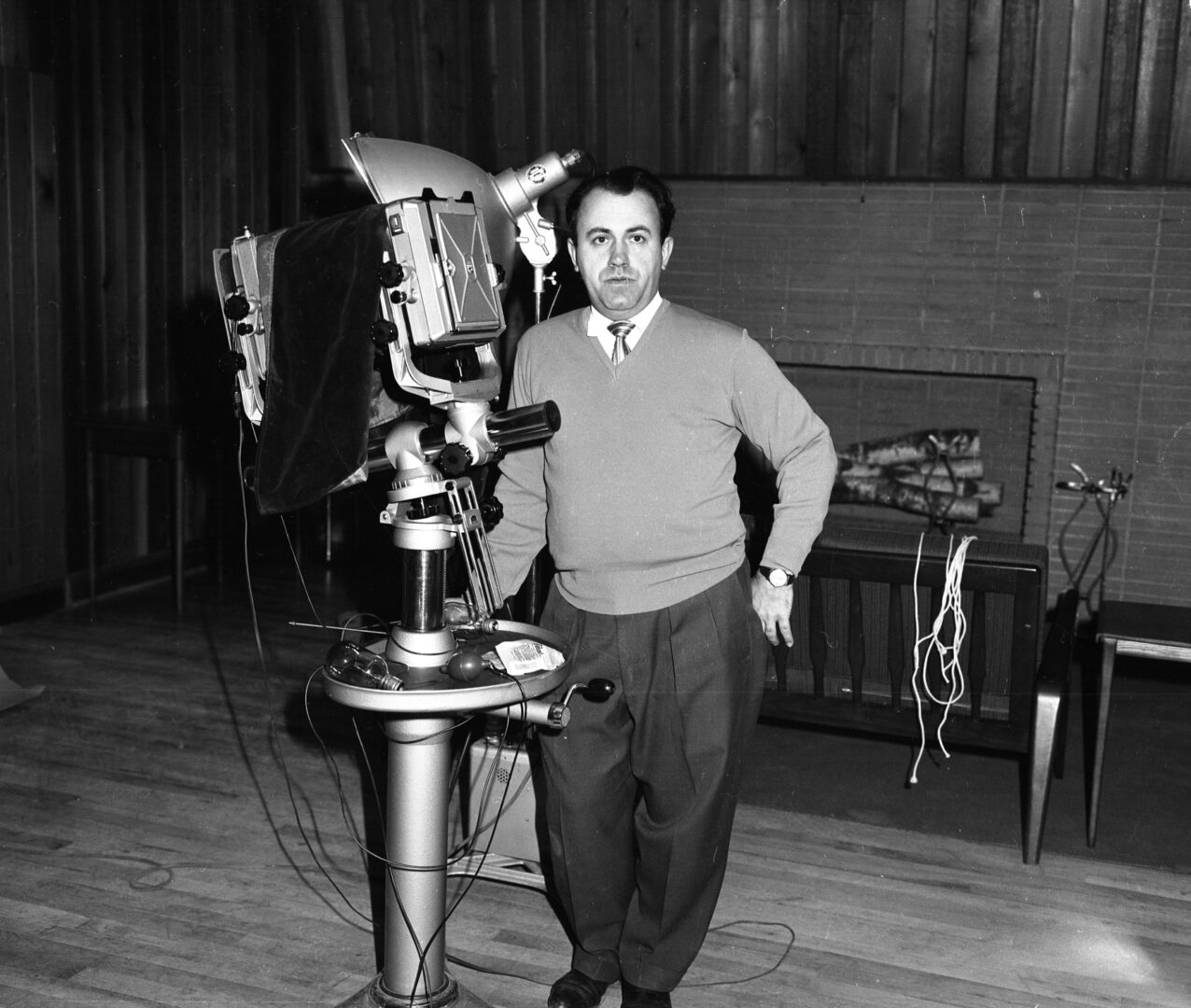 Marcel Arel et son appareil photographique en 1957. Photo Collection du Centre d’histoire de Saint-Hyacinthe, Fonds CH116, Studio Lumière