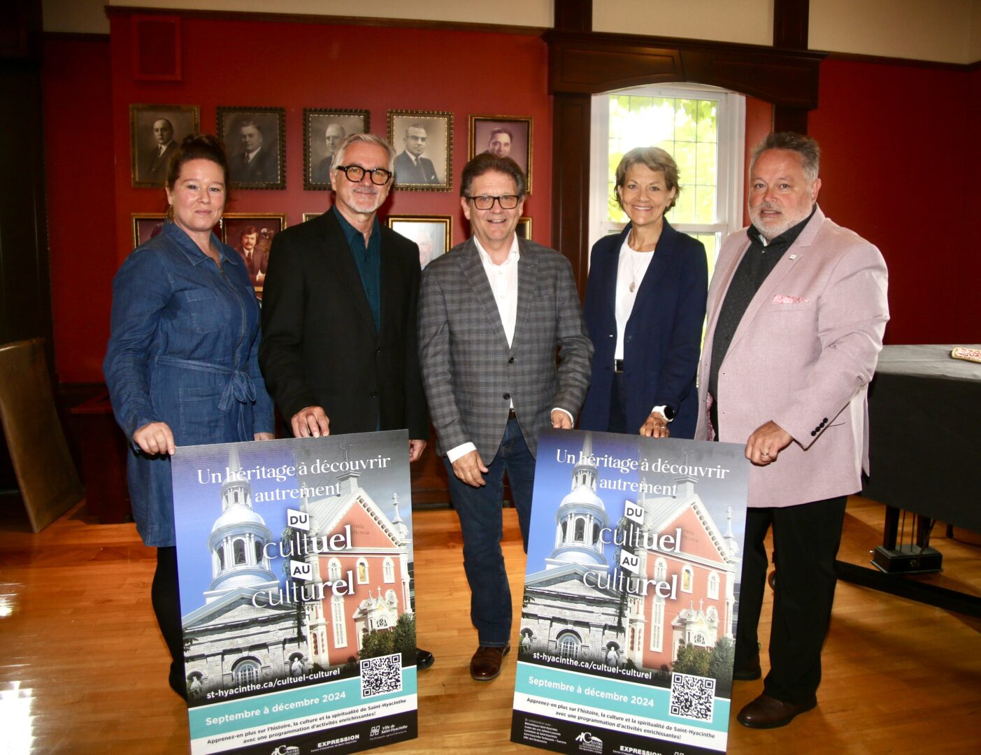 Anick Chandonnet, directrice du Regroupement des archives et du patrimoine religieux du diocèse de Saint-Hyacinthe, Marcel Blouin, directeur général et artistique d’Expression, centre d’exposition de Saint-Hyacinthe, Paul Foisy, directeur général du Centre d’histoire de Saint-Hyacinthe, Caroline Robert, coprésidente de la Table de concertation du Pôle culturel maskoutain, et André Beauregard, maire de Saint-Hyacinthe. Photo Robert Gosselin | Le Courrier ©