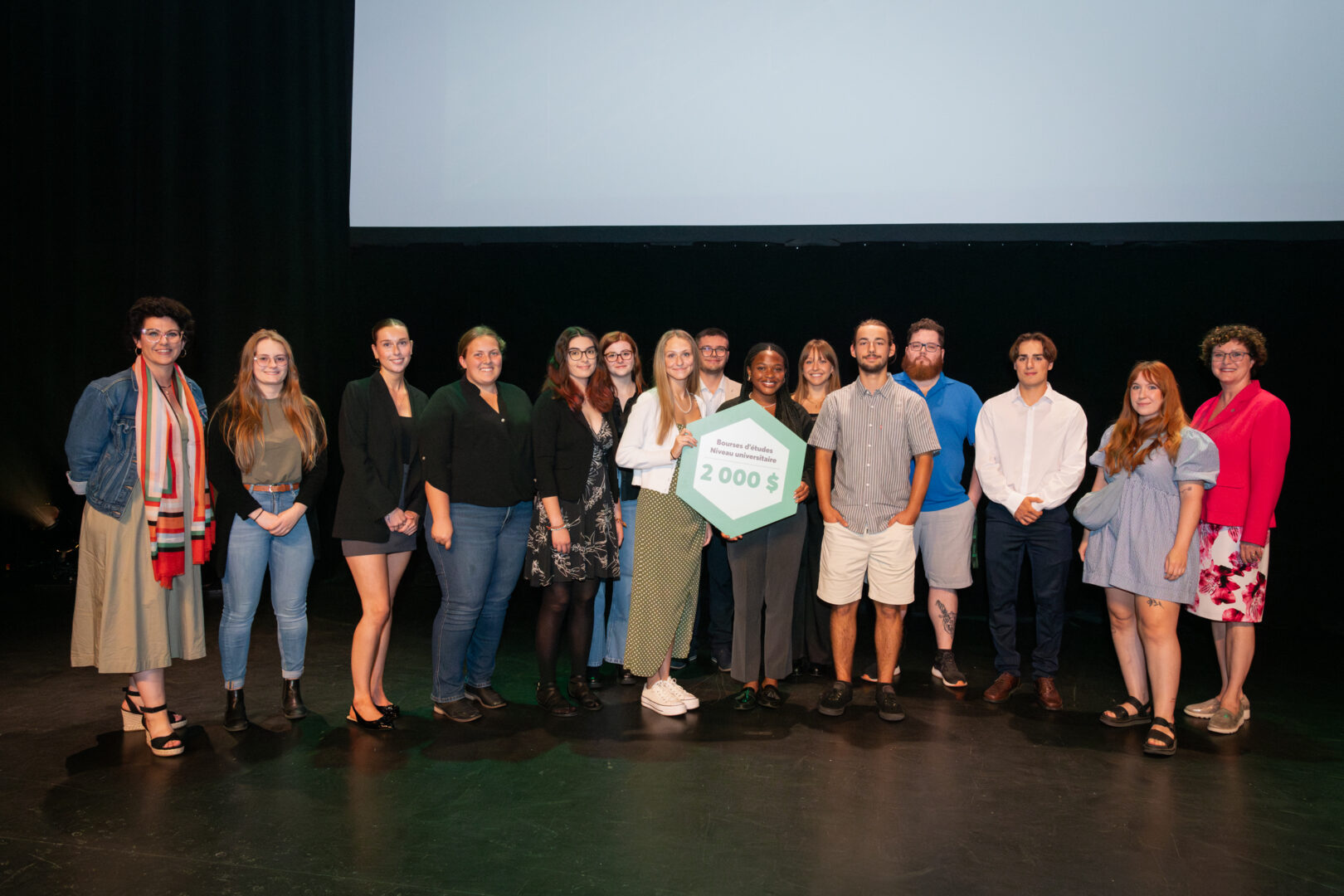 Les étudiants récipiendaires des bourses de la Caisse Desjardins de la Région de Saint-Hyacinthe qui poursuivent des études universitaires en compagnie de la présidente du conseil d’administration de la Caisse, Anne-Marie Saint-Germain (à gauche), et de la directrice générale de la Caisse, Nathalie-Lise Giguère (à droite). Photo N3 Production