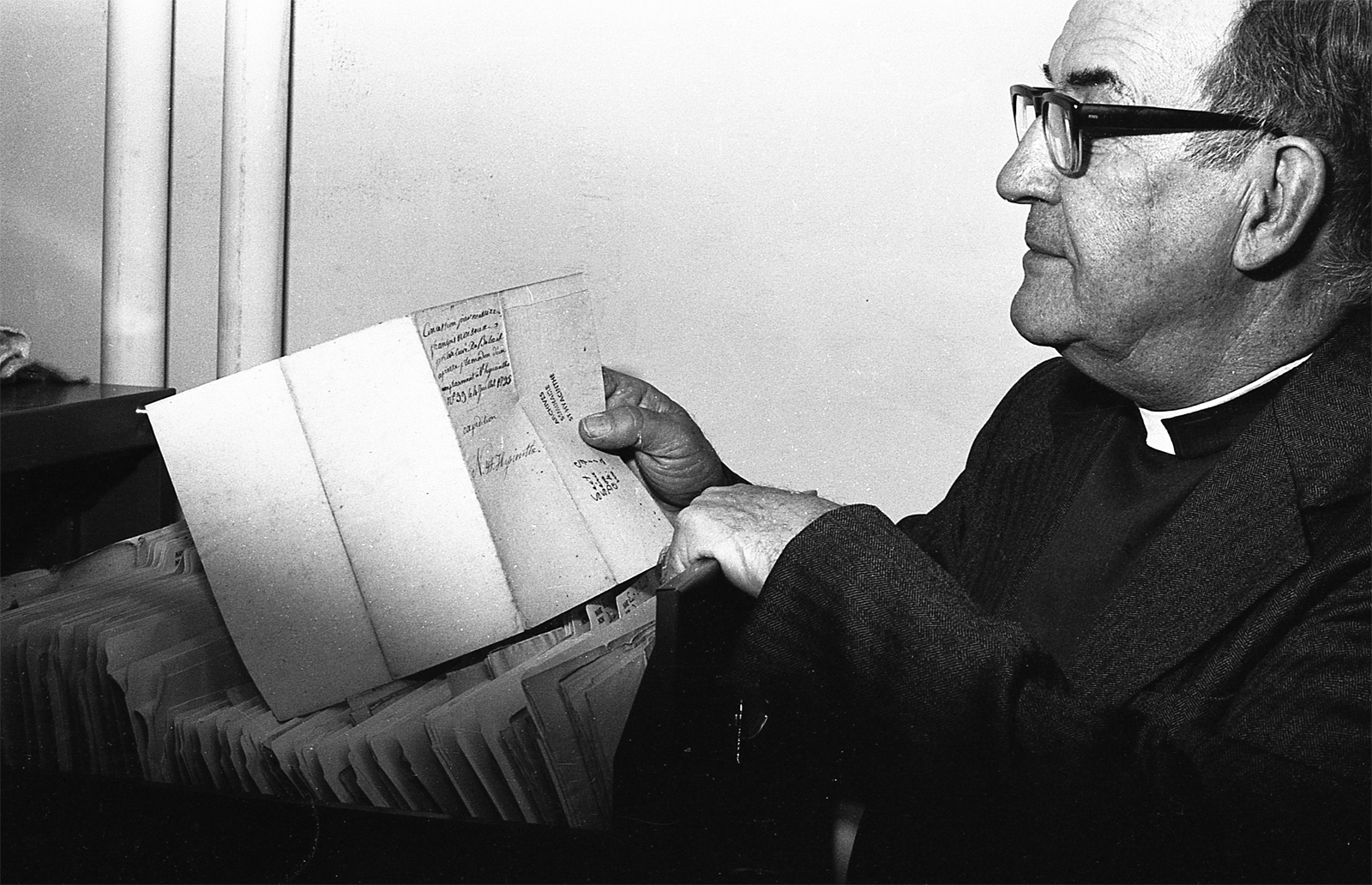 Mgr Léo Sansoucy, p.h., consultant des documents d’archives, 1977. Photo Collection Centre d’histoire de Saint-Hyacinthe, fonds CH548 Raymond Bélanger, photographe