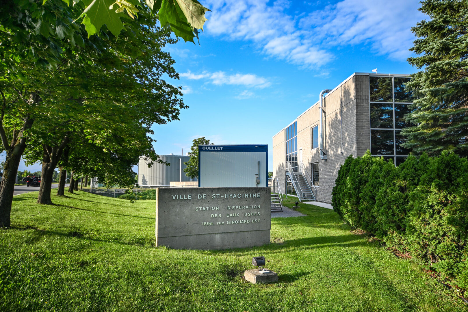 La Ville de Saint-Hyacinthe est aux prises avec des problèmes d’odeurs à son usine d’épuration de la rue Girouard Est en raison d’émanations de sulfure d’hydrogène. Photo François Larivière | Le Courrier ©