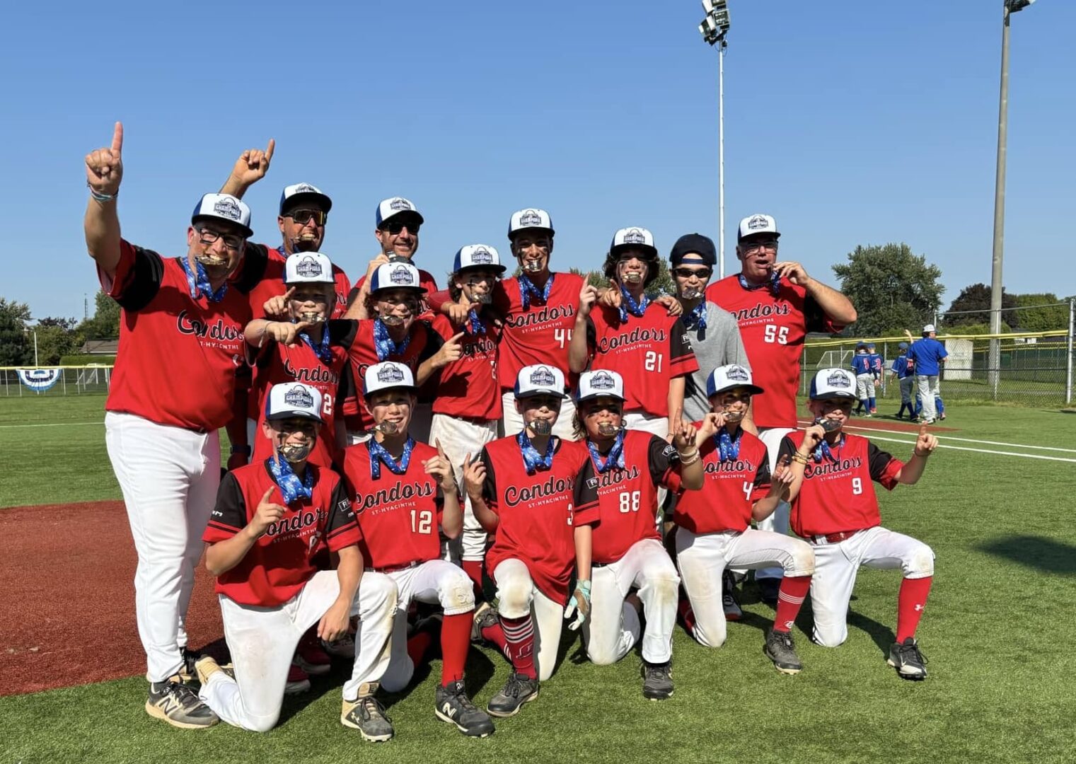 Les Condors Rouges 13U A, médaillés d’or au championnat provincial. Sur la photo, on aperçoit : dans la rangée du bas, Benjamin Frappier, Tristan Daigle, Théo Landreville, Mathéo Provençal, Jade Mcduff et Juliette Hamel; dans la rangée du milieu, Viktor Asselin, William Fillion, Charly Mignault, William-Eli Quintal, Charles Côté, Elliot Asselin et l’entraîneur-chef Yanik Landreville; dans la rangée arrière, les entraîneurs adjoints Dominic Frappier, Michael Provençal et Yanick-Olivier Fillion. Photo gracieuseté