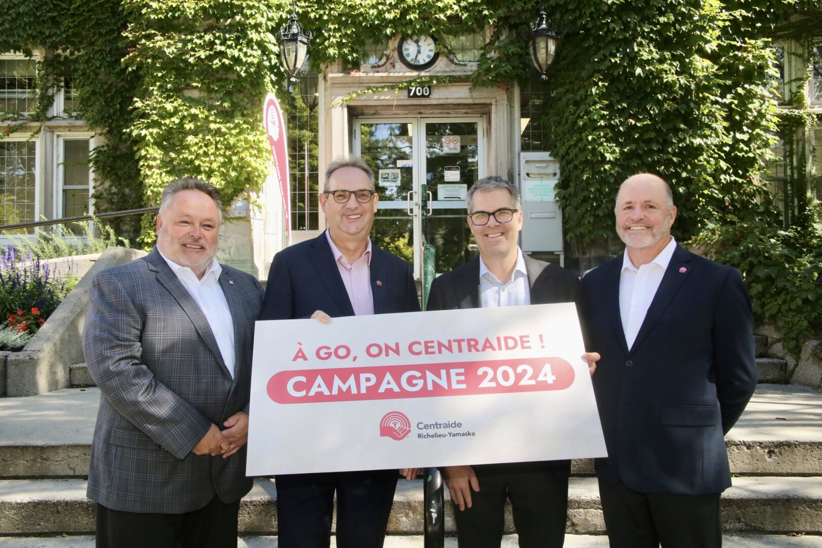 De gauche à droite, le maire de Saint-Hyacinthe, André Beauregard, le coprésident de la campagne pour les MRC des Maskoutains et d’Acton, Danny Laroche, le président de la campagne 2024 de Centraide Richelieu-Yamaska, Alain Fortin, et le directeur de la philanthropie de Centraide Richelieu-Yamaska, Sylvain Chassé. Photo Robert Gosselin | Le Courrier ©