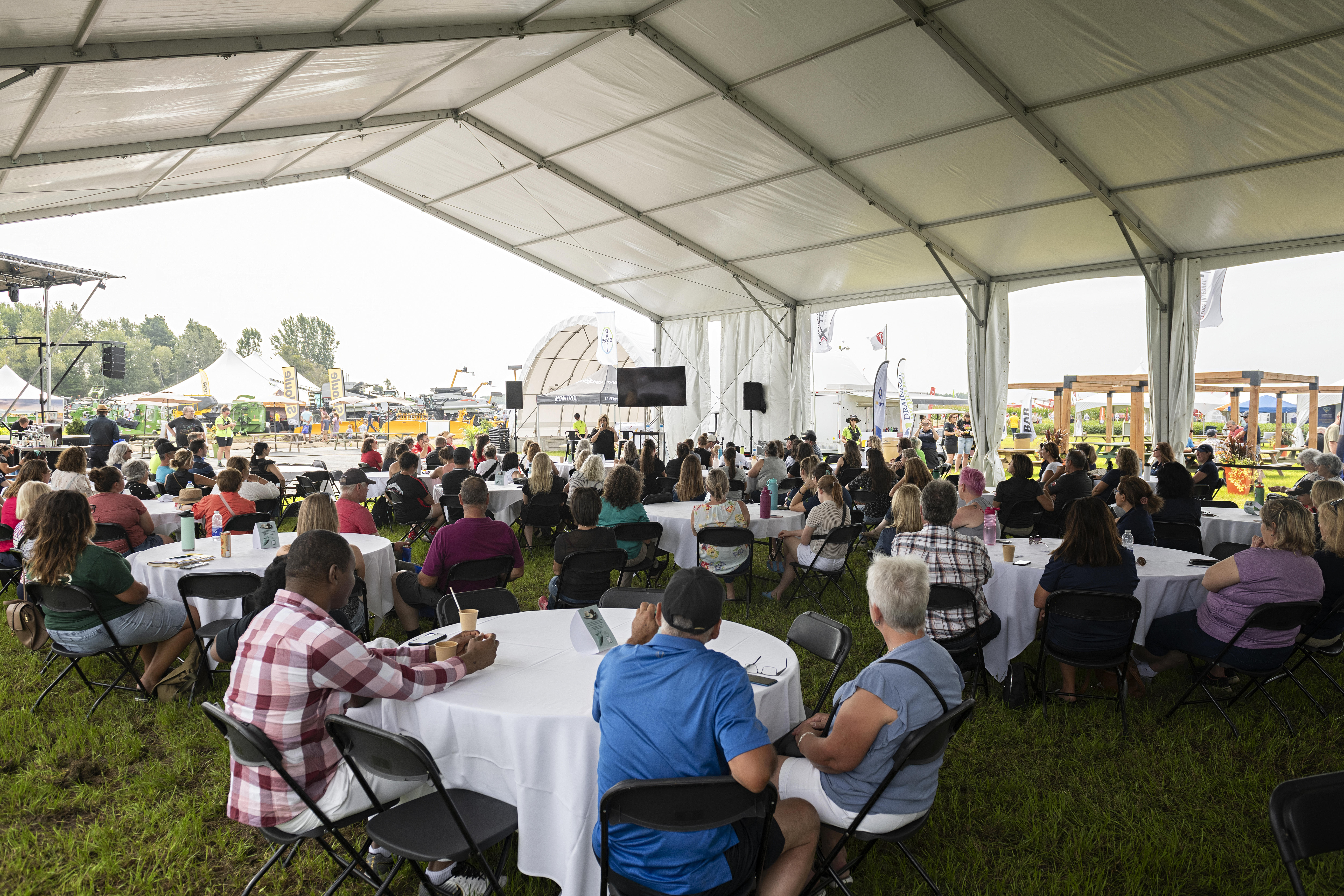 Plus de 150 personnes ont assisté à la conférence de Marie-Claude Barrette dans la cadre de la journée thématique « Agriculture au féminin ». Photo Patrick Roger