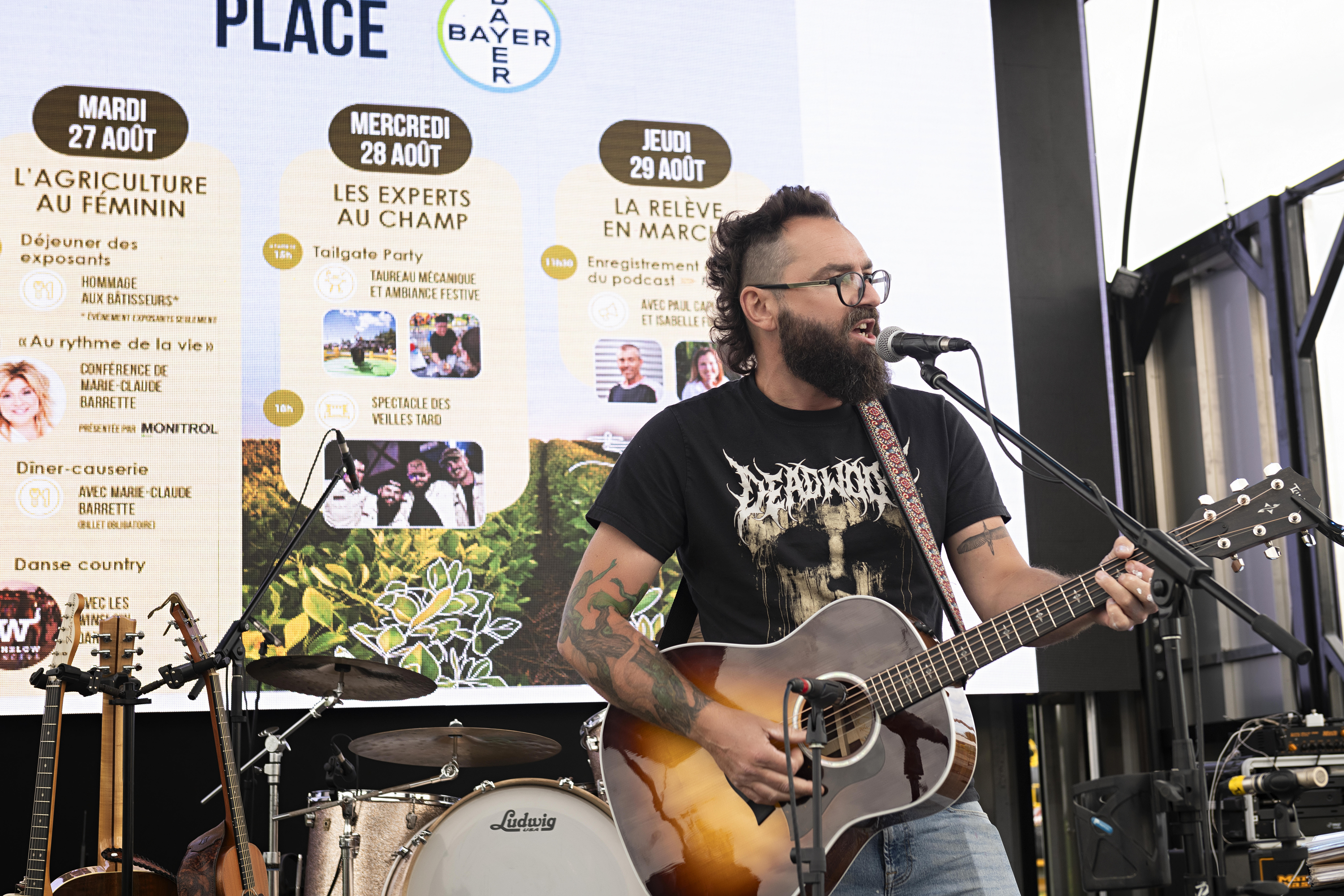 Le chansonnier Guillaume Beaulac a mis de l’ambiance à la Place Bayer pour bien commencer le Tailgate party, le 28 août. Photo Patrick Roger