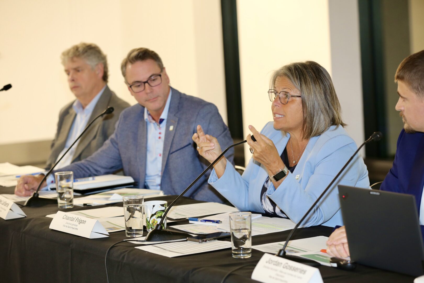 La directrice générale de la Ville de Saint-Hyacinthe, Chantal Frigon, a expliqué les tenants et aboutissants de l’étude sur la dispersion du H2S en provenance de l’usine d’épuration. Photo Robert Gosselin | Le Courrier ©