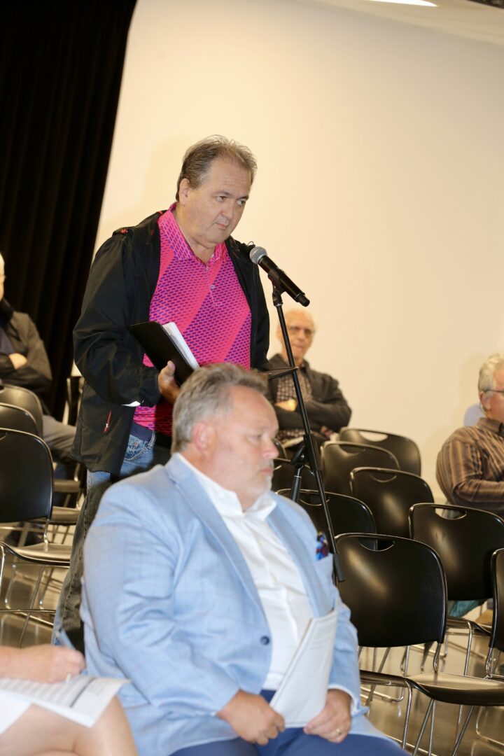 L’ancien conseiller Alain Leclerc a posé de nombreuses questions aux représentants de la Ville de Saint-Hyacinthe lors de la soirée d’information du 10 septembre. Photo Robert Gosselin | Le Courrier ©