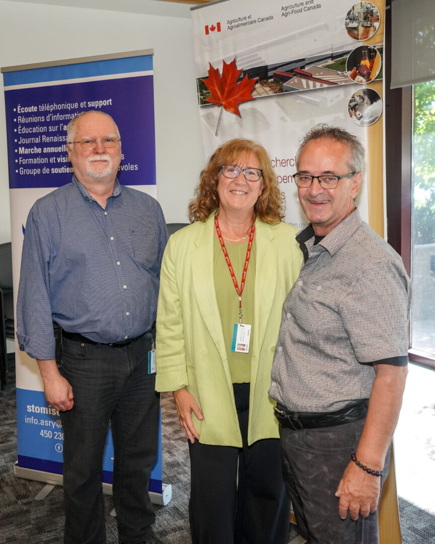 Les chercheurs du Centre de recherche et de développement sur les aliments (CRDA) d’Agriculture et Agroalimentaire Canada impliqués dans le projet, Dr Yves Arcand et Dre Isabelle Germain, en compagnie de Jacques Beaudreault, président de l’Association des stomisés Richelieu-Yamaska (ASRY). Photo François Larivière | Le Courrier ©