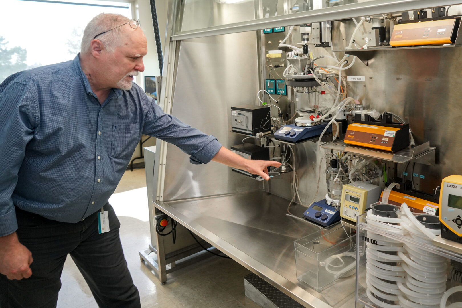 Le Dr Yves Arcand expliquant la version 2 du système digestif in vitro élaborée pendant la pandémie. Photo François Larivière | Le Courrier ©