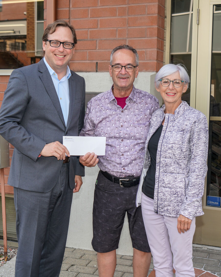 Le président-directeur général de DBC Communications, Benoit Chartier, a remis un chèque de 5000 $ pour ce projet au président et à la vice-présidente de l’ASRY, Jacques Beaudreault et Linda Lachance. Photo François Larivière | Le Courrier ©