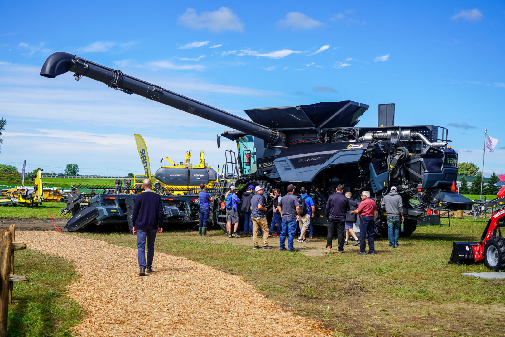 Une impressionnante moissonneuse-batteuse a attiré les foules. Photo François Larivière | Le Courrier ©