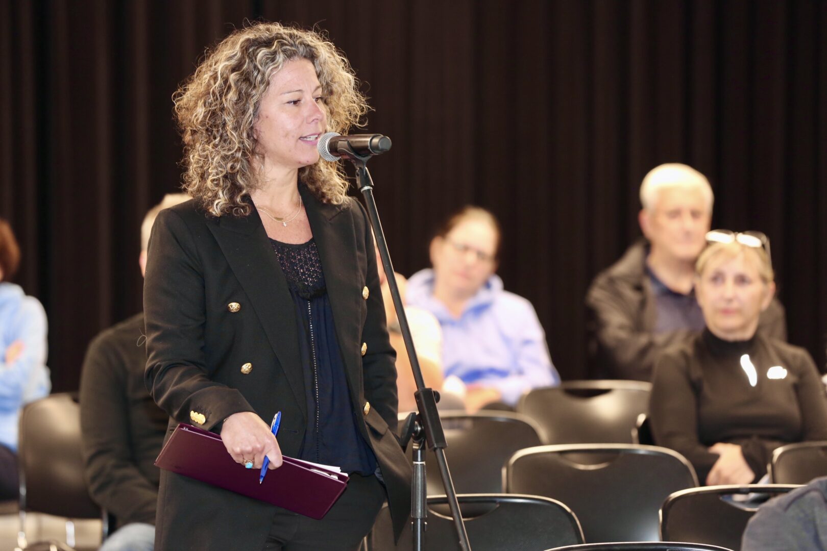 La présidente du Groupe Robin, Nellie Robin, s’est présentée à la soirée d’information de la Ville de Saint-Hyacinthe concernant l’adoption du règlement qui gèle la construction dans le secteur de l’usine d’épuration. Photo Robert Gosselin | Le Courrier ©