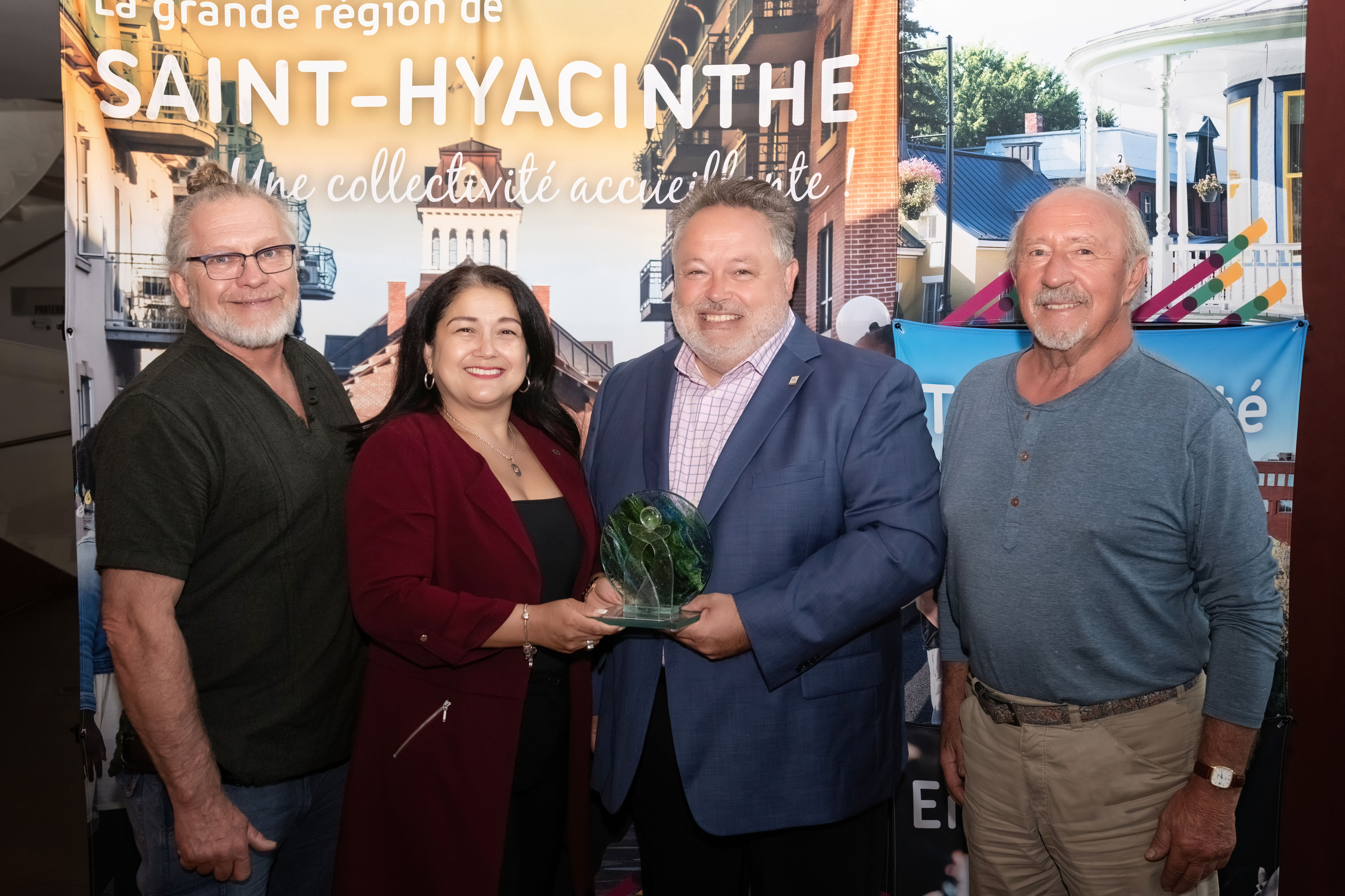 Jeannot Caron, conseiller municipal du district Cascades; Ileen Cabas, conseillère en finances personnelles à la caisse Desjardins; André Beauregard, maire de Saint-Hyacinthe; et Donald Côté, conseiller municipal du district Sainte-Rosalie. Photo gracieuseté