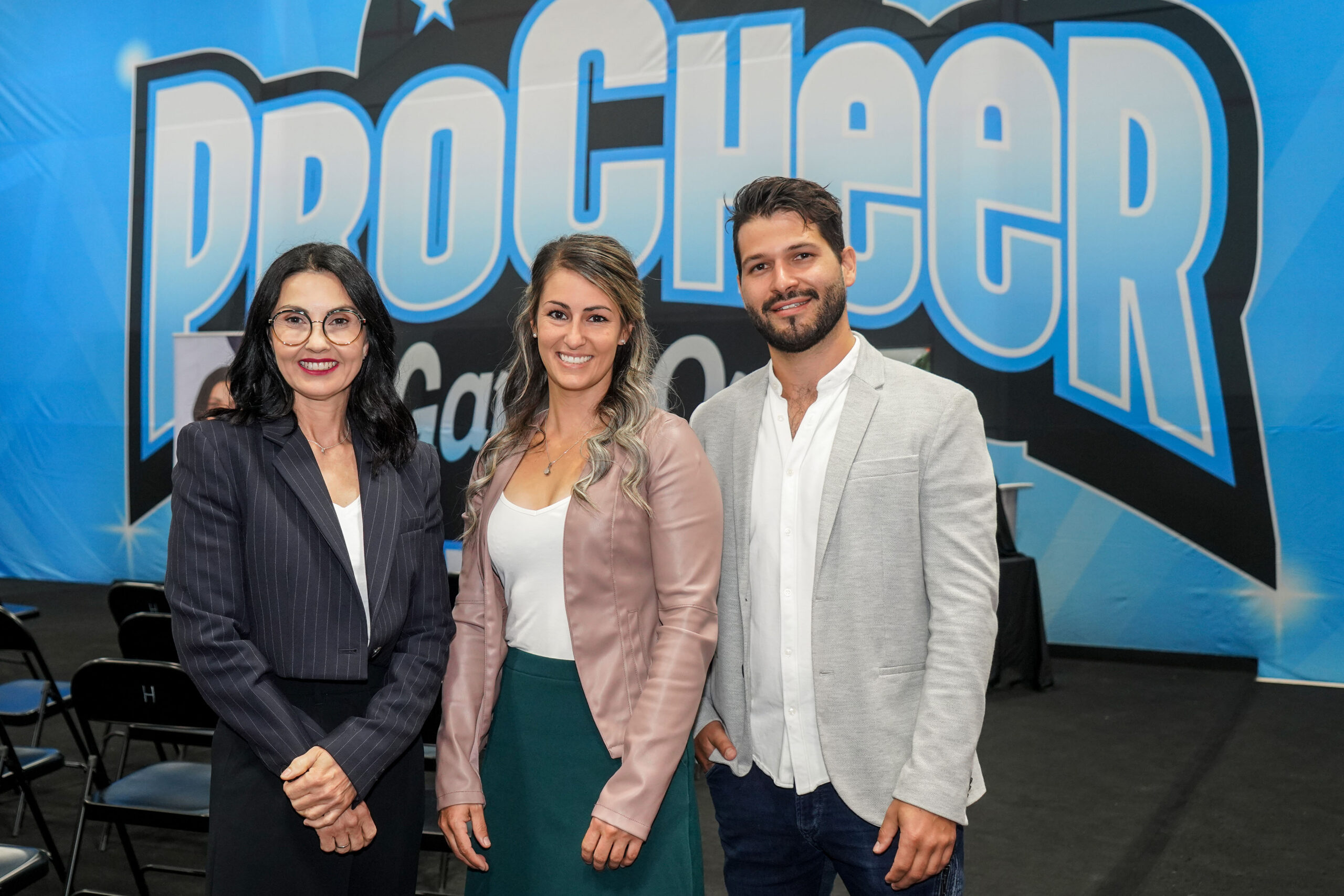 La députée de Saint-Hyacinthe, Chantal Soucy, la directrice générale de ProCheer, Jessika Gardner, et le gestionnaire marketing de ProCheer, Vincent Bilodeau. Photo François Larivière | Le Courrier ©