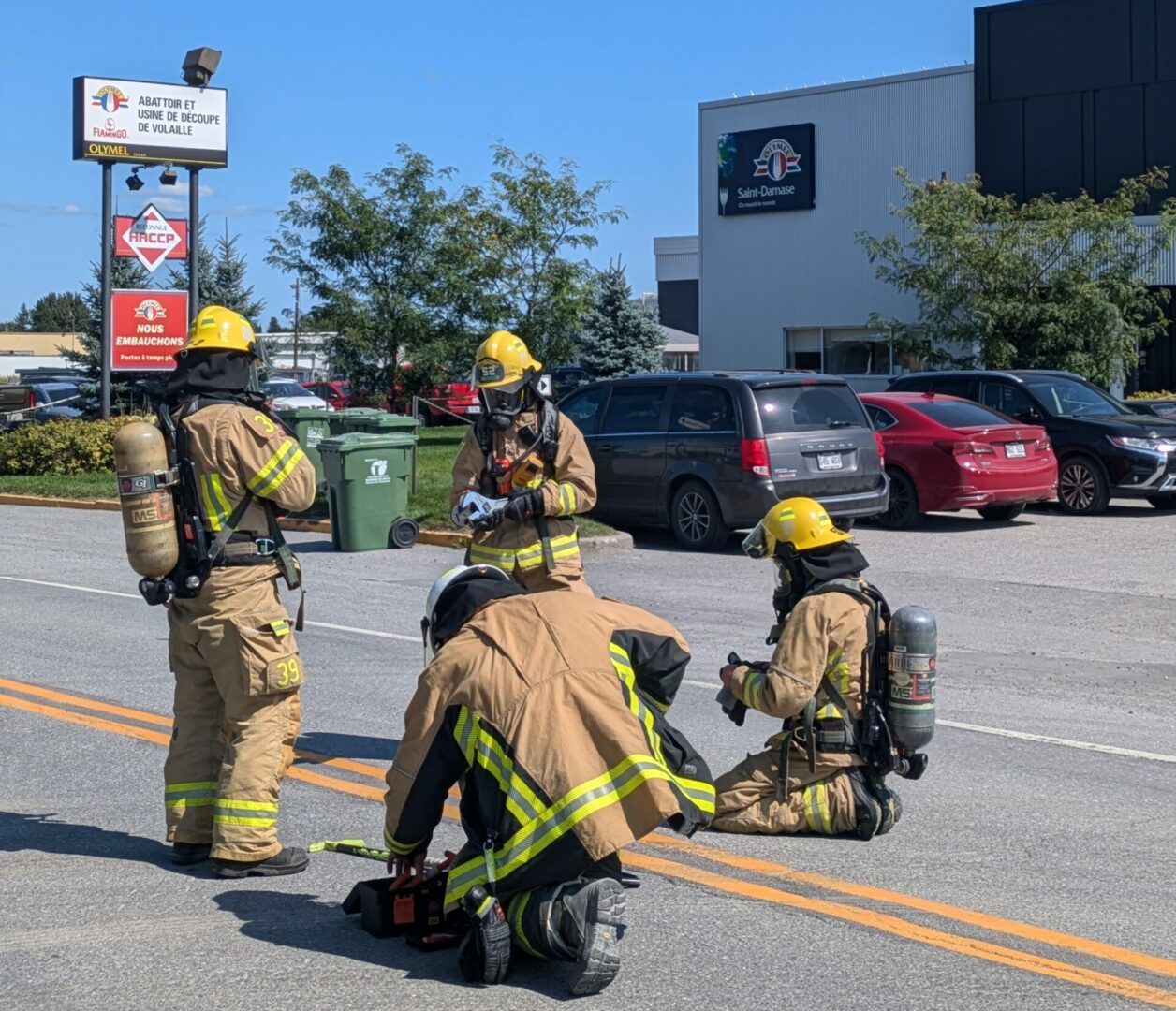 Une importante fuite d’ammoniac est survenue chez Olymel à Saint-Damase, le 30 août, nécessitant l’intervention de nombreux pompiers. Photo Adam Bolestridge | Le Courrier ©