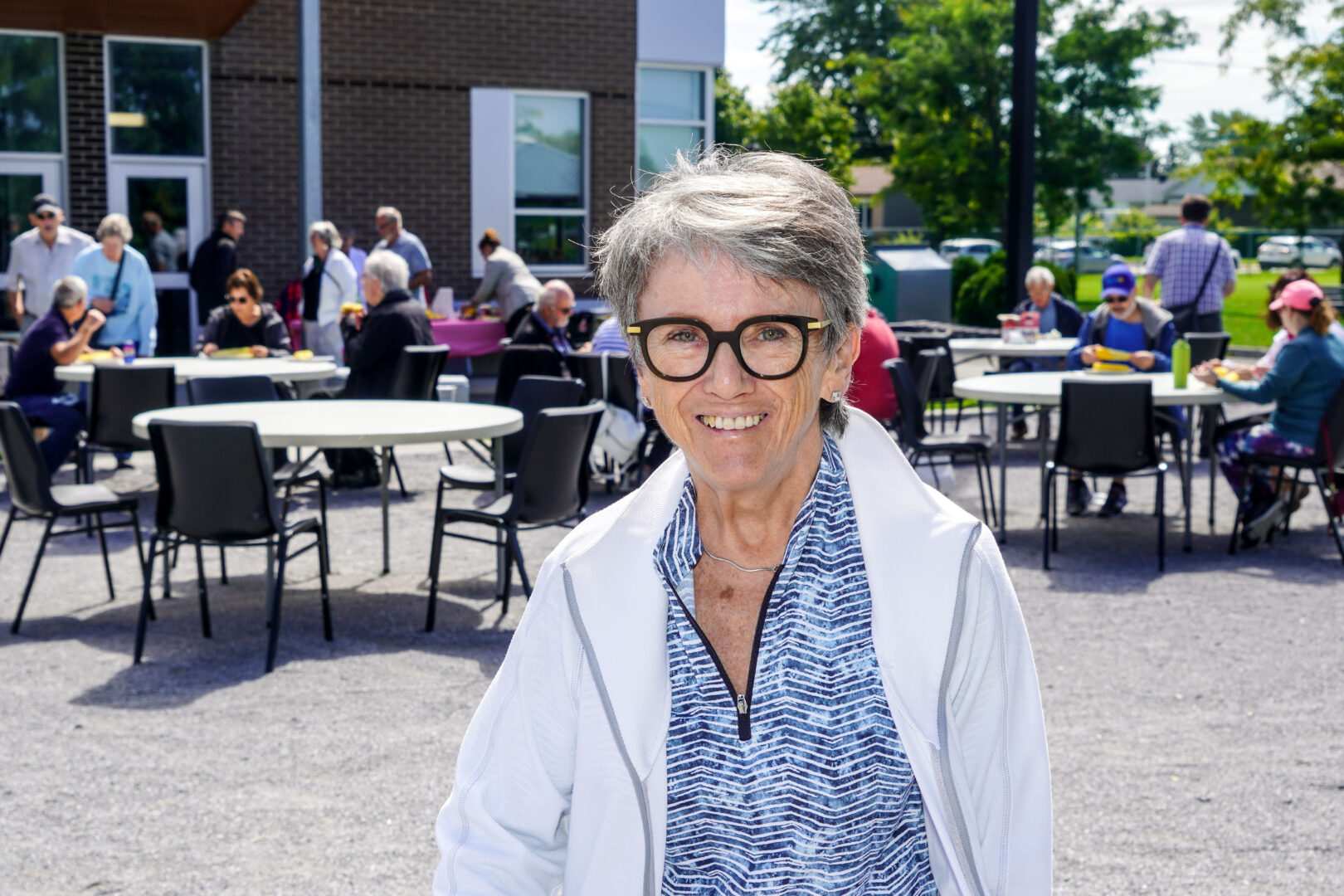 Flore Barrière, responsable du pôle de services de la MRC des Maskoutains de Parkinson Montérégie, lors de l’épluchette de maïs tenue en août, l’une des nombreuses activités organisées depuis la création du pôle maskoutain il y a bientôt un an. Photo François Larivière | Le Courrier ©