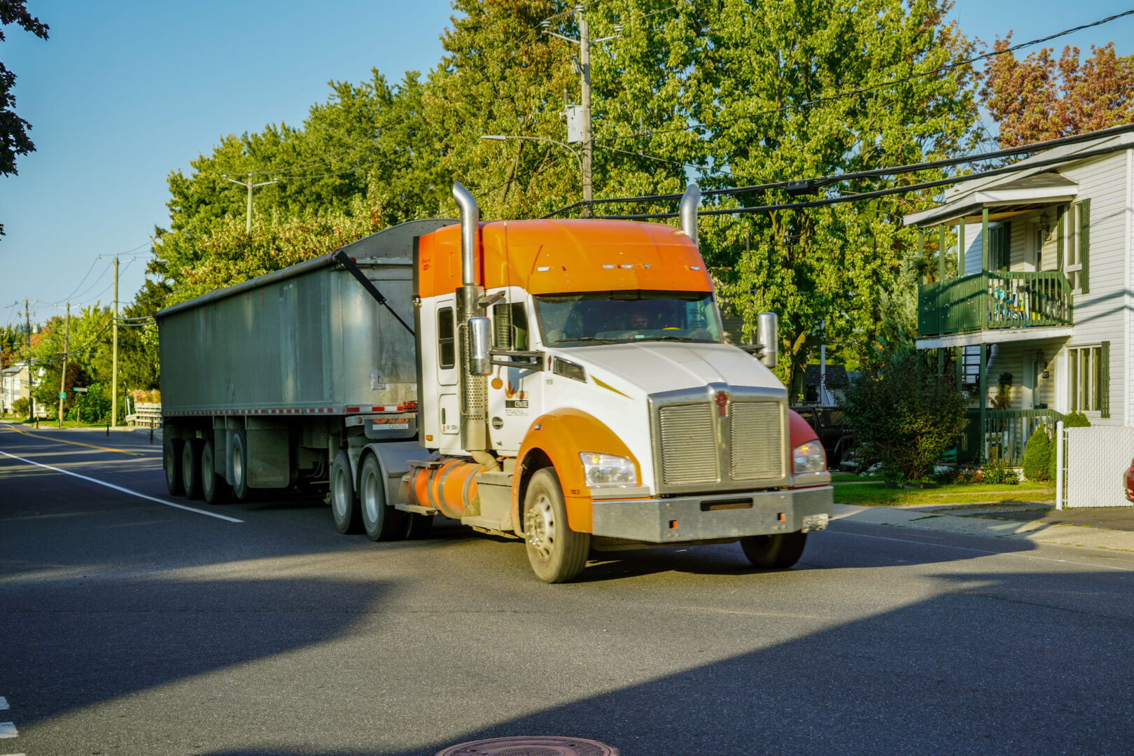 L’achalandage des camions lourds sur la rue des Seigneurs Est à Saint-Hyacinthe fait l’objet de récriminations depuis plus de 10 ans. Photo François Larivière | Le Courrier ©