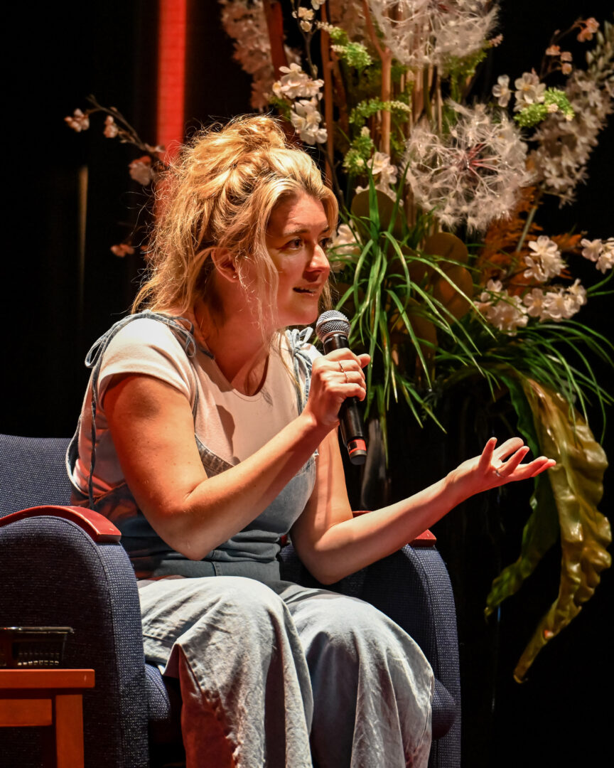 La comédienne maskoutaine Marie-Ève Perron est venue parler de sa pièce de théâtre De ta force de vivre. Photo François Larivière | Le Courrier ©