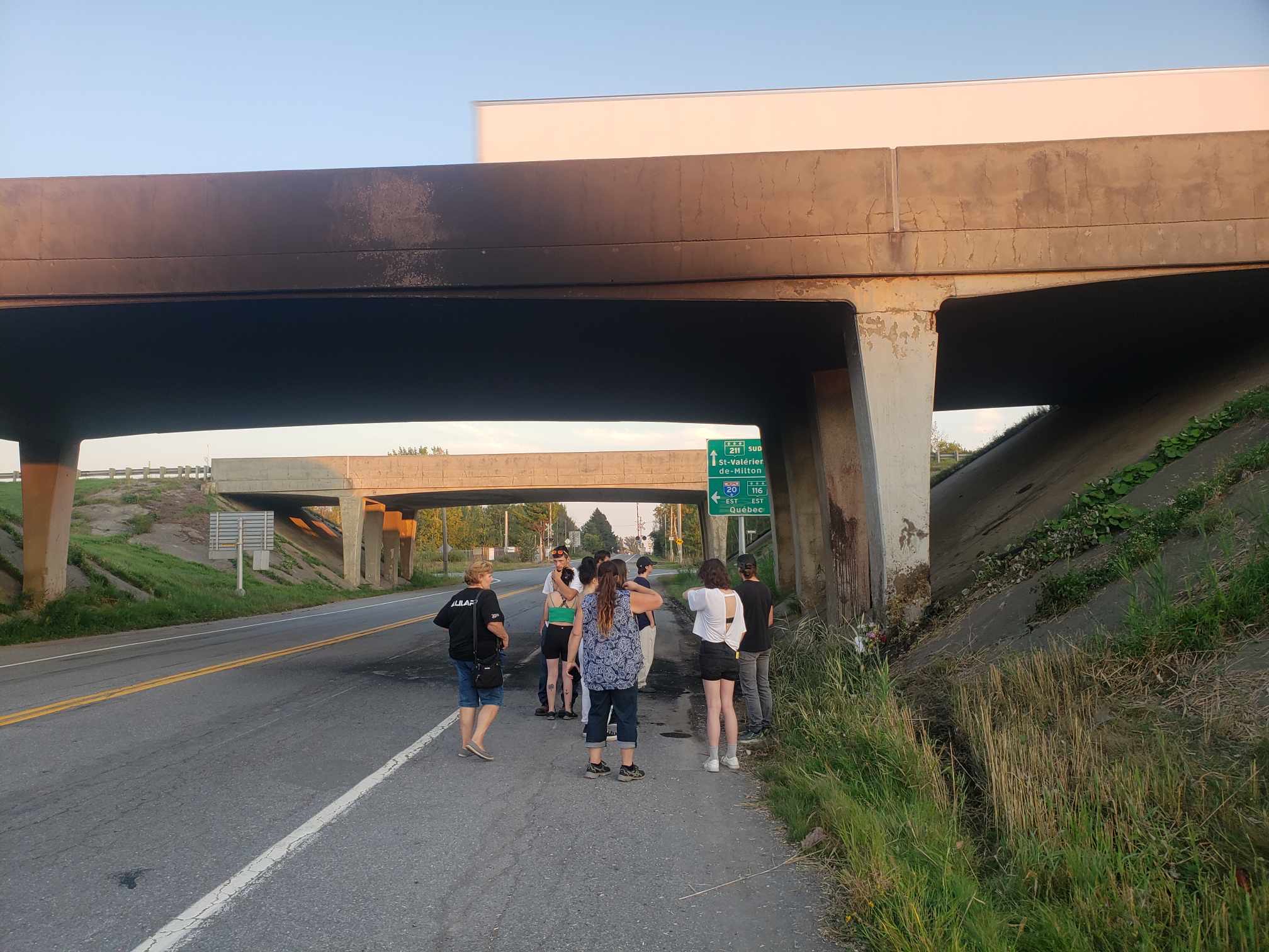 Mardi, des amis et des membres de la famille de Lioux Demers se sont recueillis au pied du viaduc où s’est produit l’accident. Quelques fleurs ont été déposées sur place. Photo gracieuseté