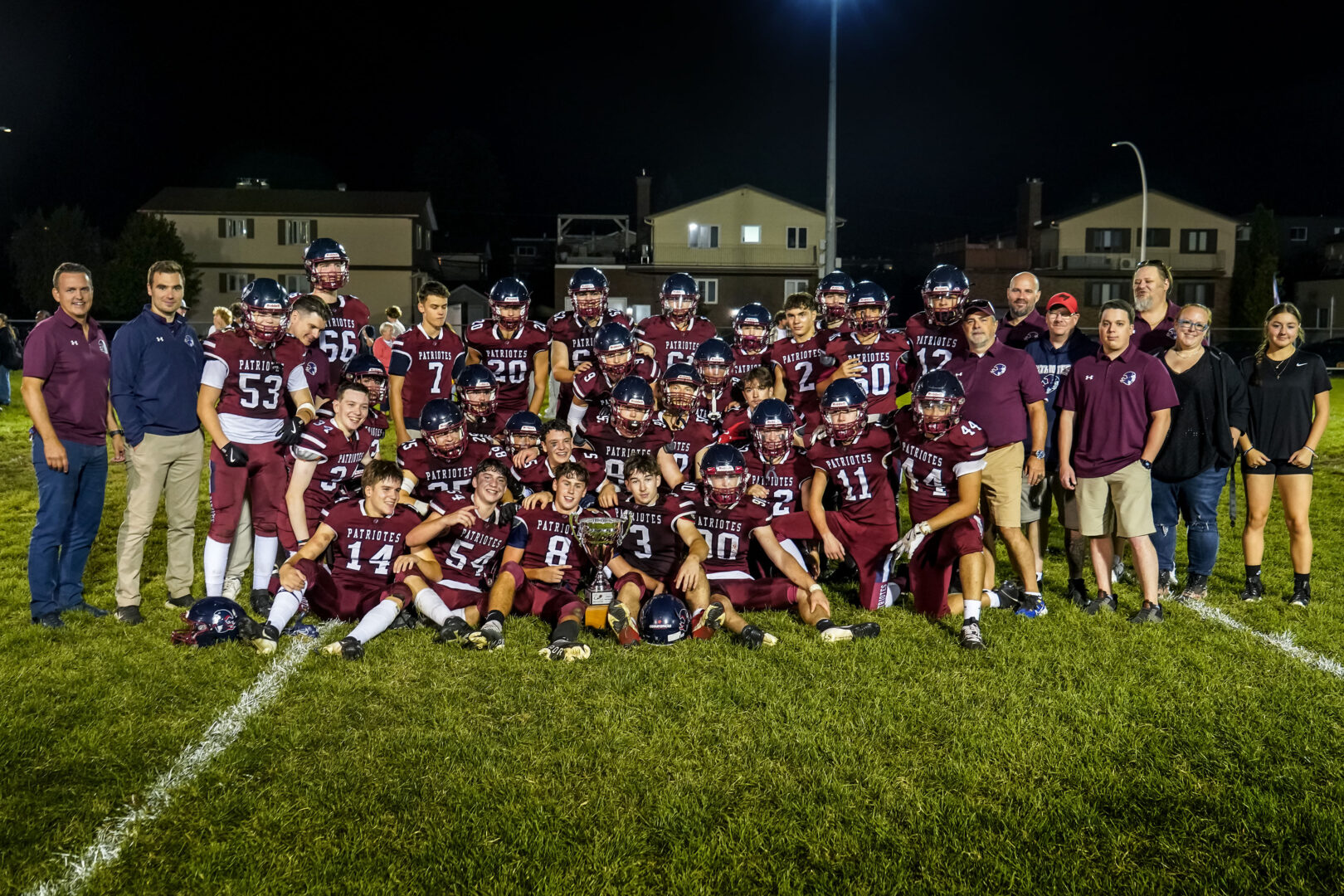 Les Patriotes de l’École secondaire Saint-Joseph posent avec la Coupe Saint-Hyacinthe après leur triomphe in extremis contre le Drakkar de la polyvalente Hyacinthe-Delorme. Photo François Larivière | Le Courrier ©