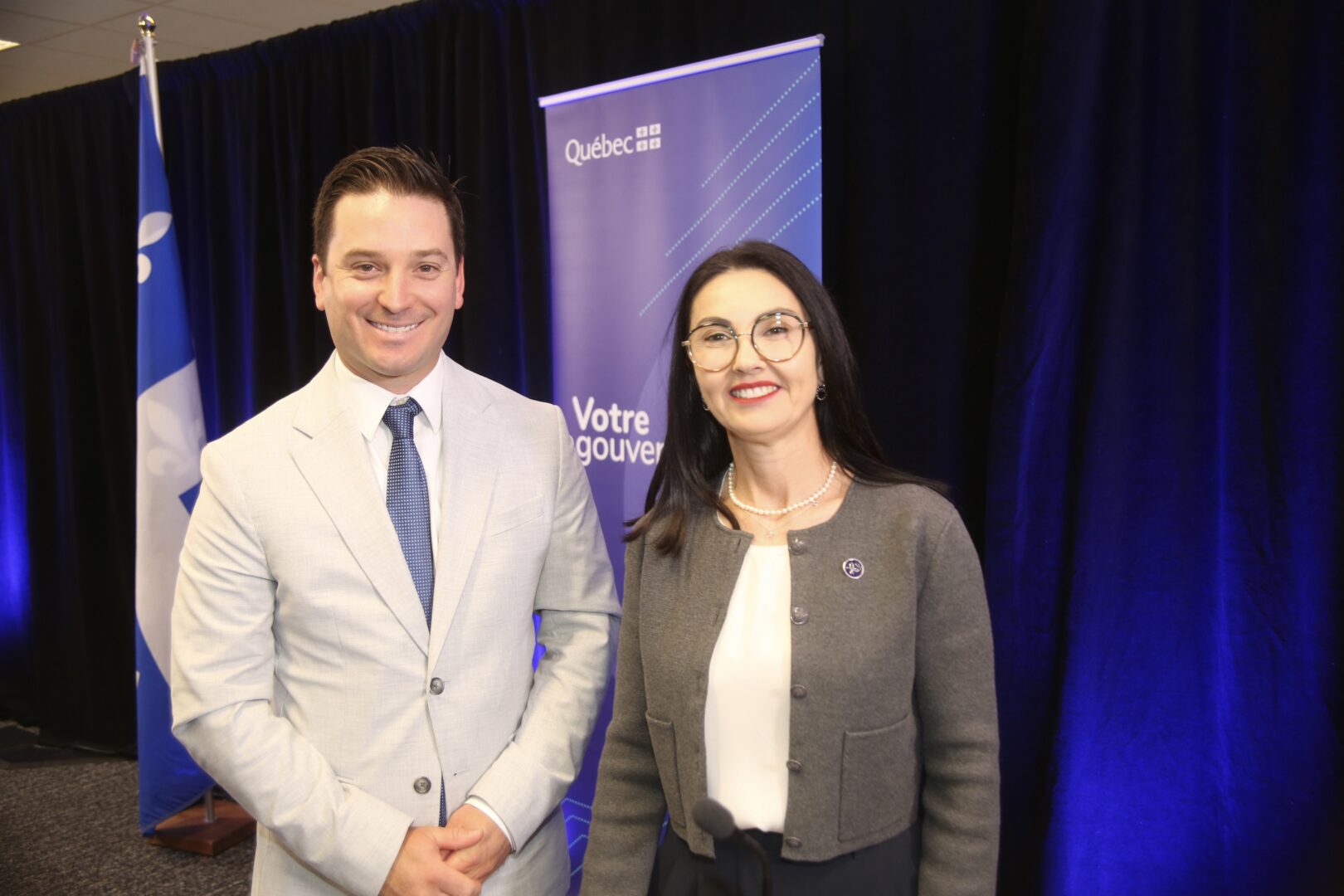 Le ministre de la Justice, Simon Jolin-Barrette, en compagnie de la députée de Saint-Hyacinthe, Chantal Soucy. Photo Robert Gosselin| Le Courrier ©