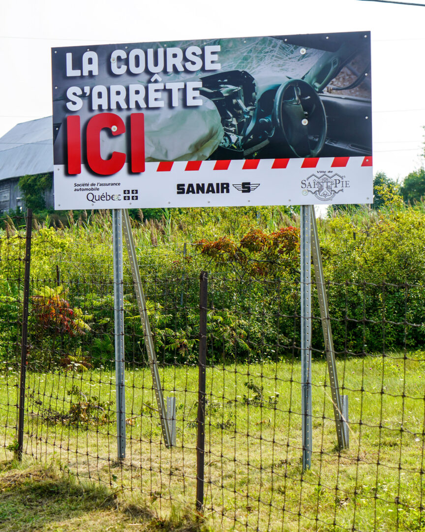 Le grand panneau nouvellement installé à la sortie de la piste de course Sanair, à Saint-Pie. Photo François Larivière | Le Courrier ©